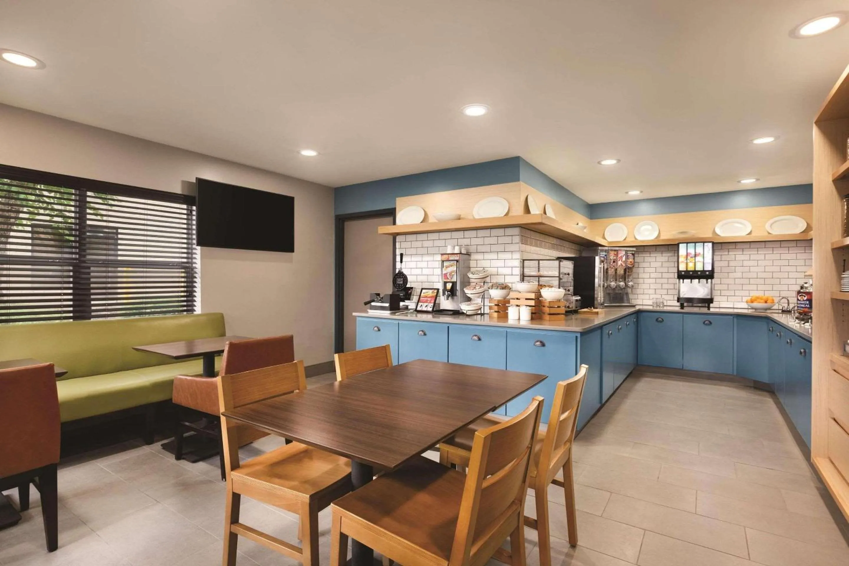 Breakfast in Country Inn & Suites by Radisson, Lawrenceville, GA