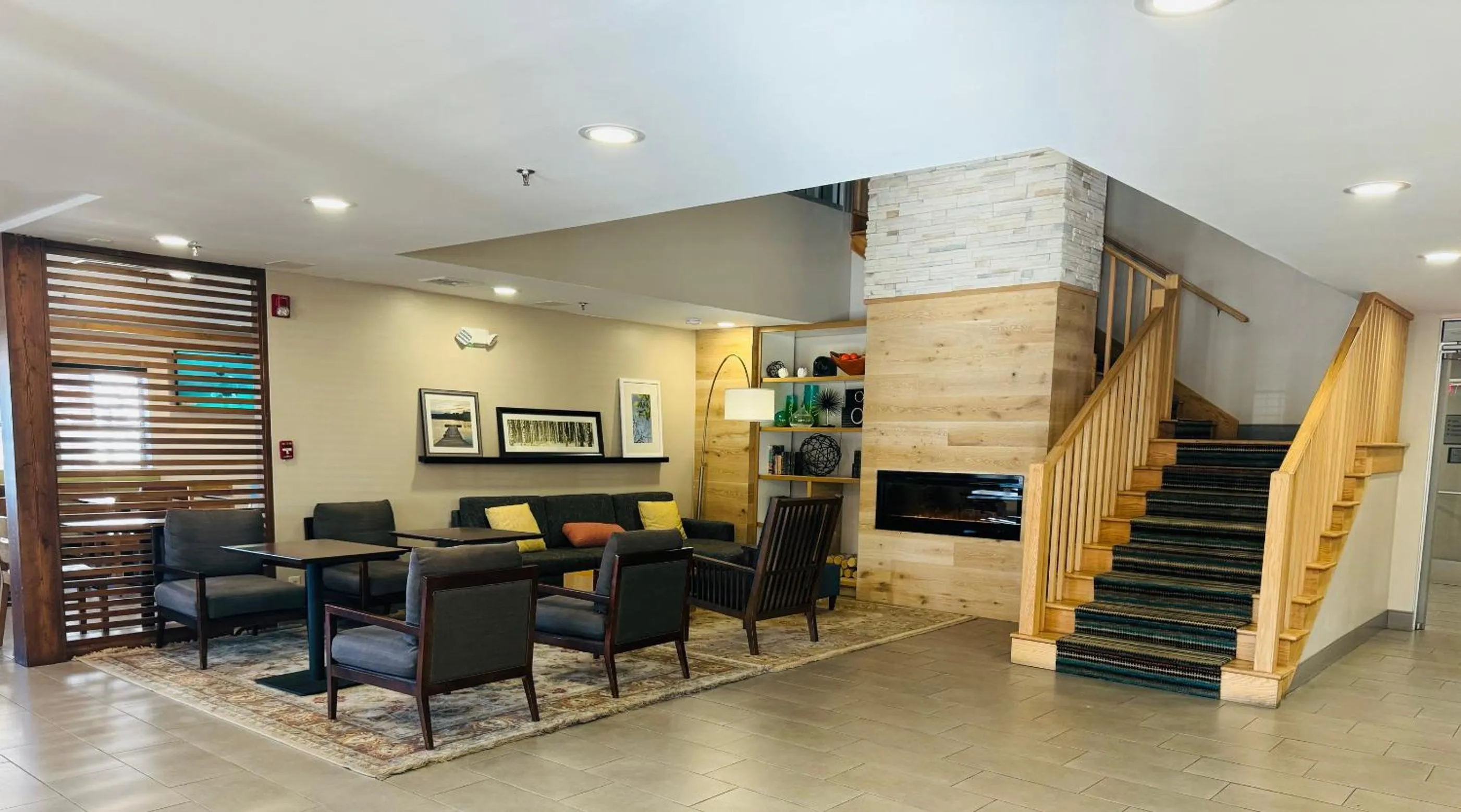 Living room in Country Inn & Suites by Radisson, Lawrenceville, GA