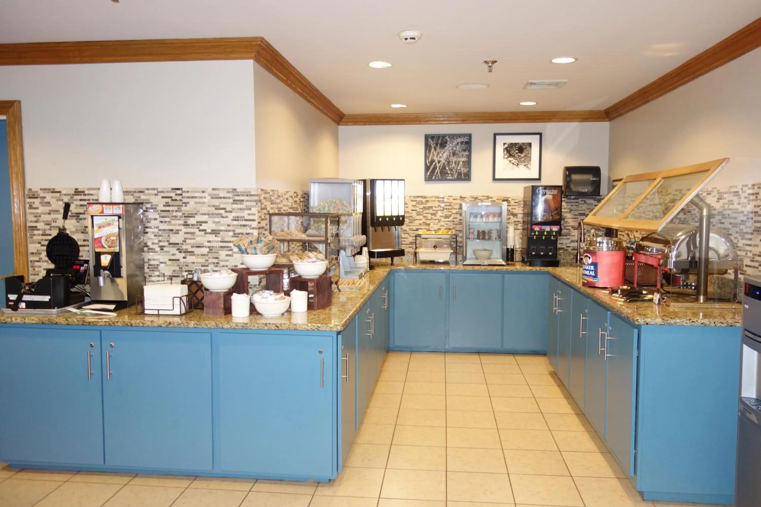 American breakfast in Country Inn & Suites by Radisson, Lawrenceville, GA