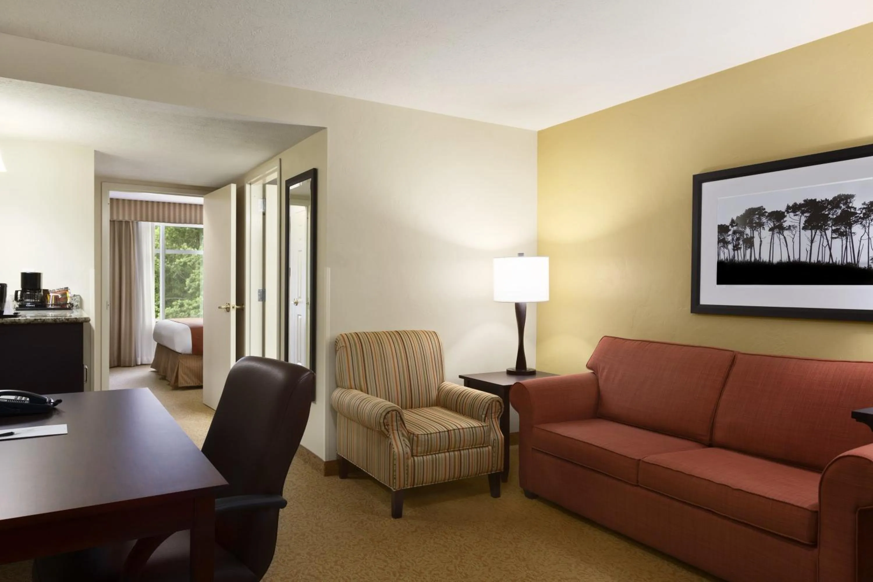 Living room in Country Inn & Suites by Radisson, Lawrenceville, GA