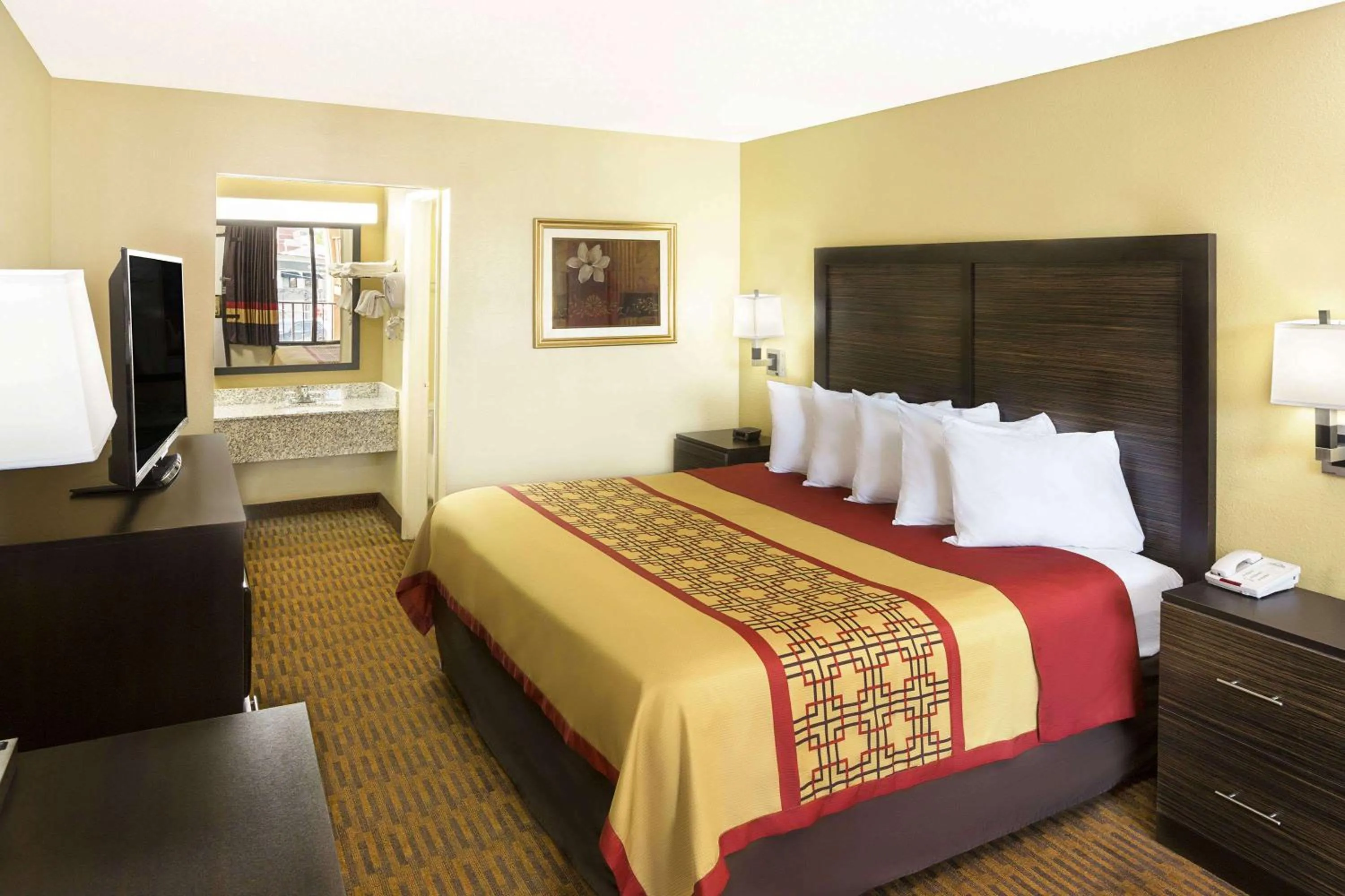 Photo of the whole room, Bed in Days Inn by Wyndham Columbus-North Fort Moore