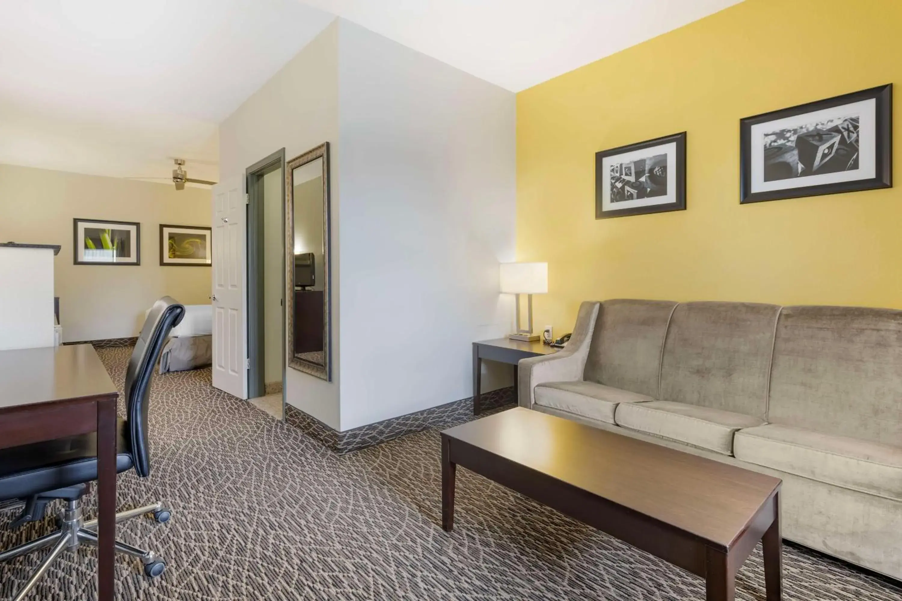 King Suite with Sofa Bed - Non Smoking in Best Western West Monroe Inn King Suite with Sofa Bed - Non Smoking in Best Western West Monroe Inn