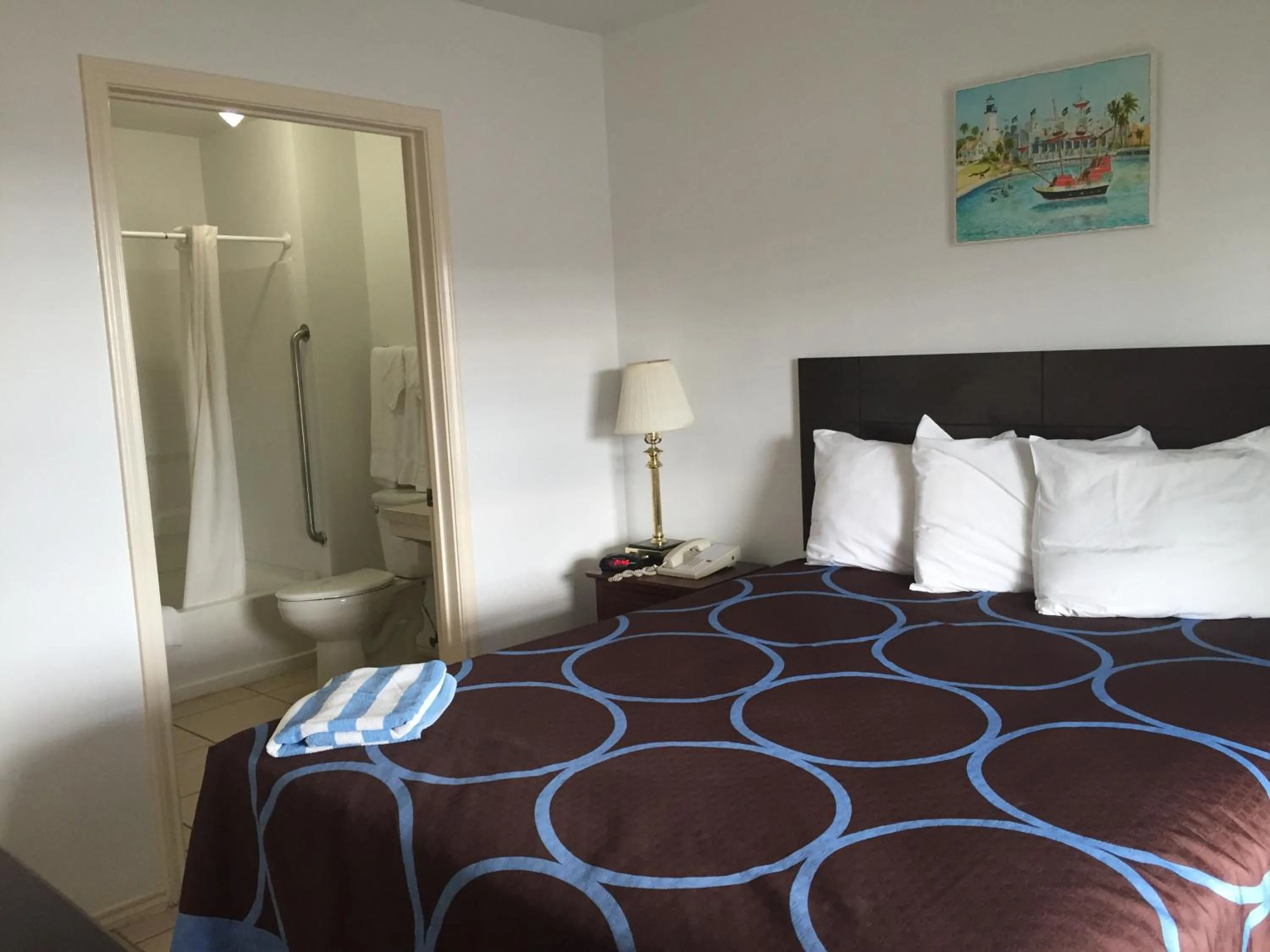 Bathroom, Bed in Port Isla Inn