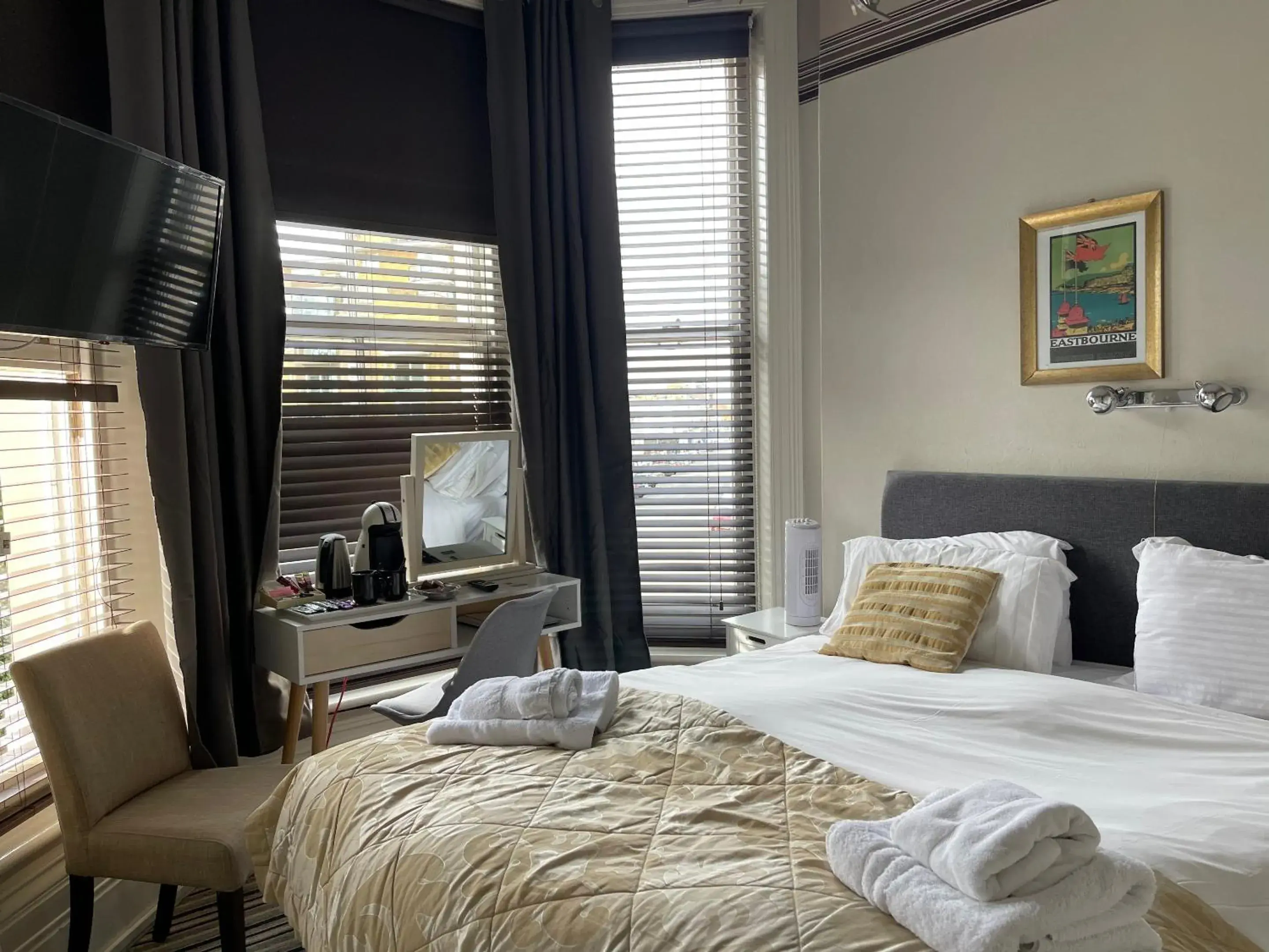 Twin Room with Private Bathroom - single occupancy in The Mowbray Twin Room with Private Bathroom - single occupancy in The Mowbray