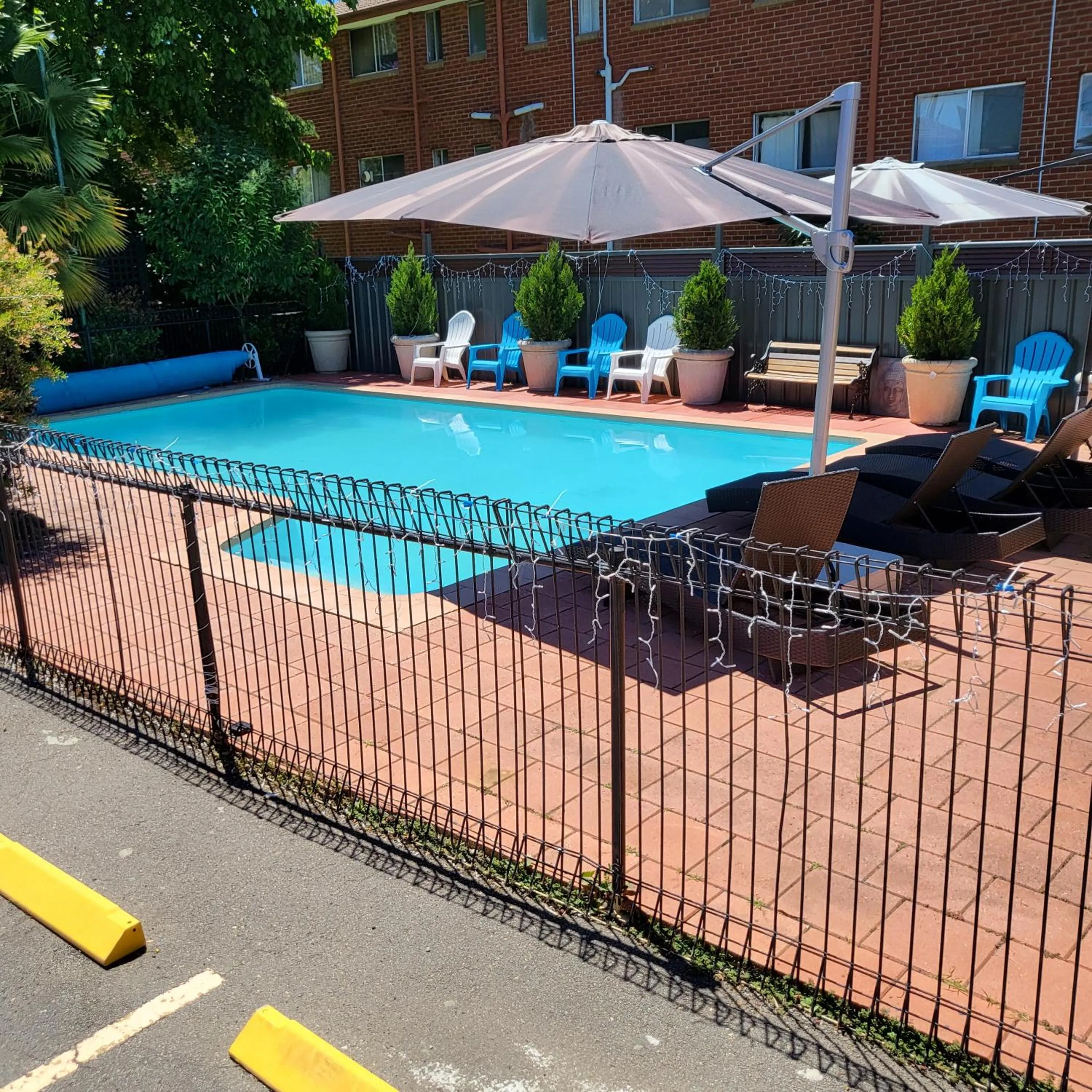 Swimming pool in Country Plaza Motel