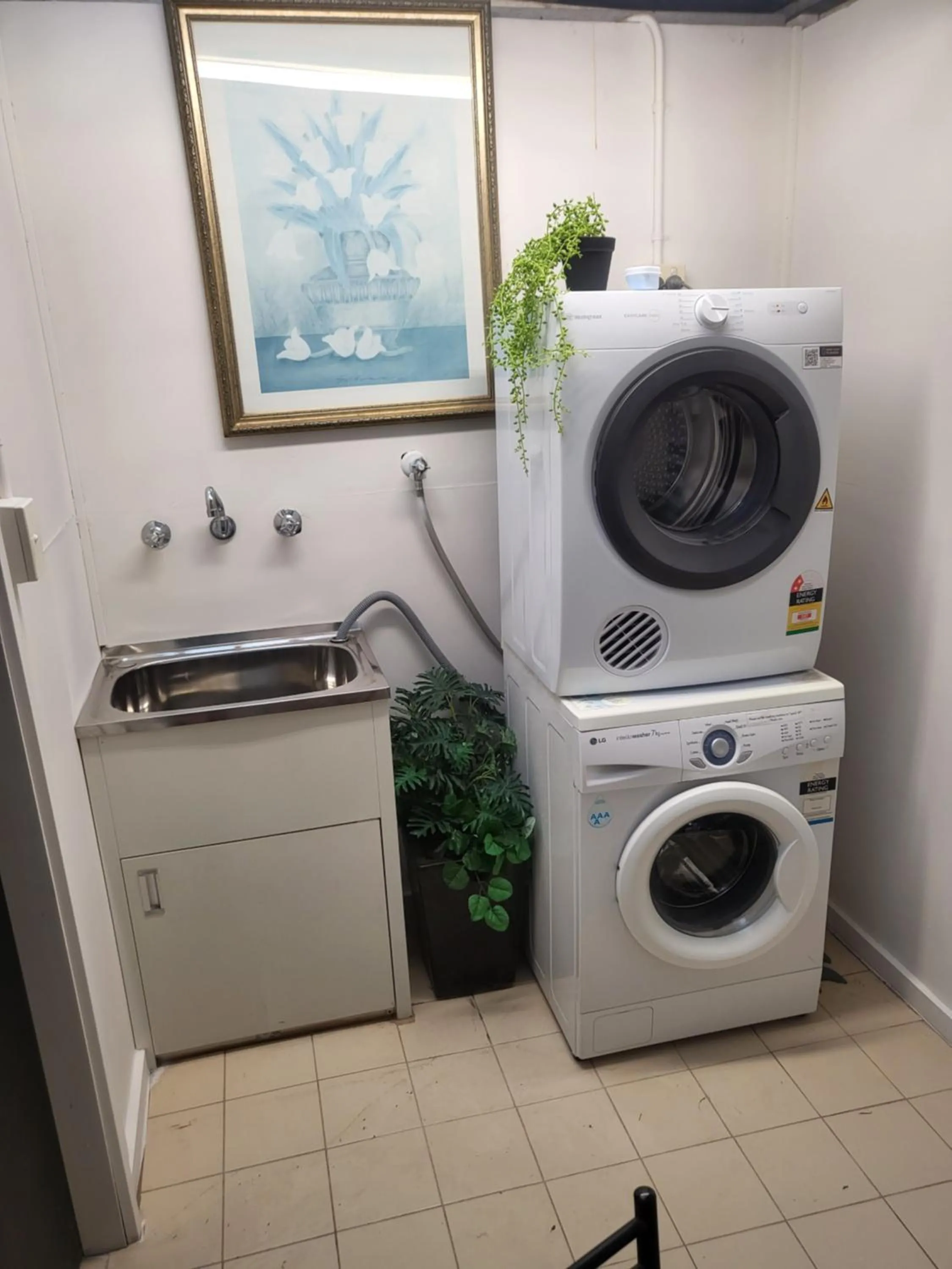 washing machine in Country Plaza Motel