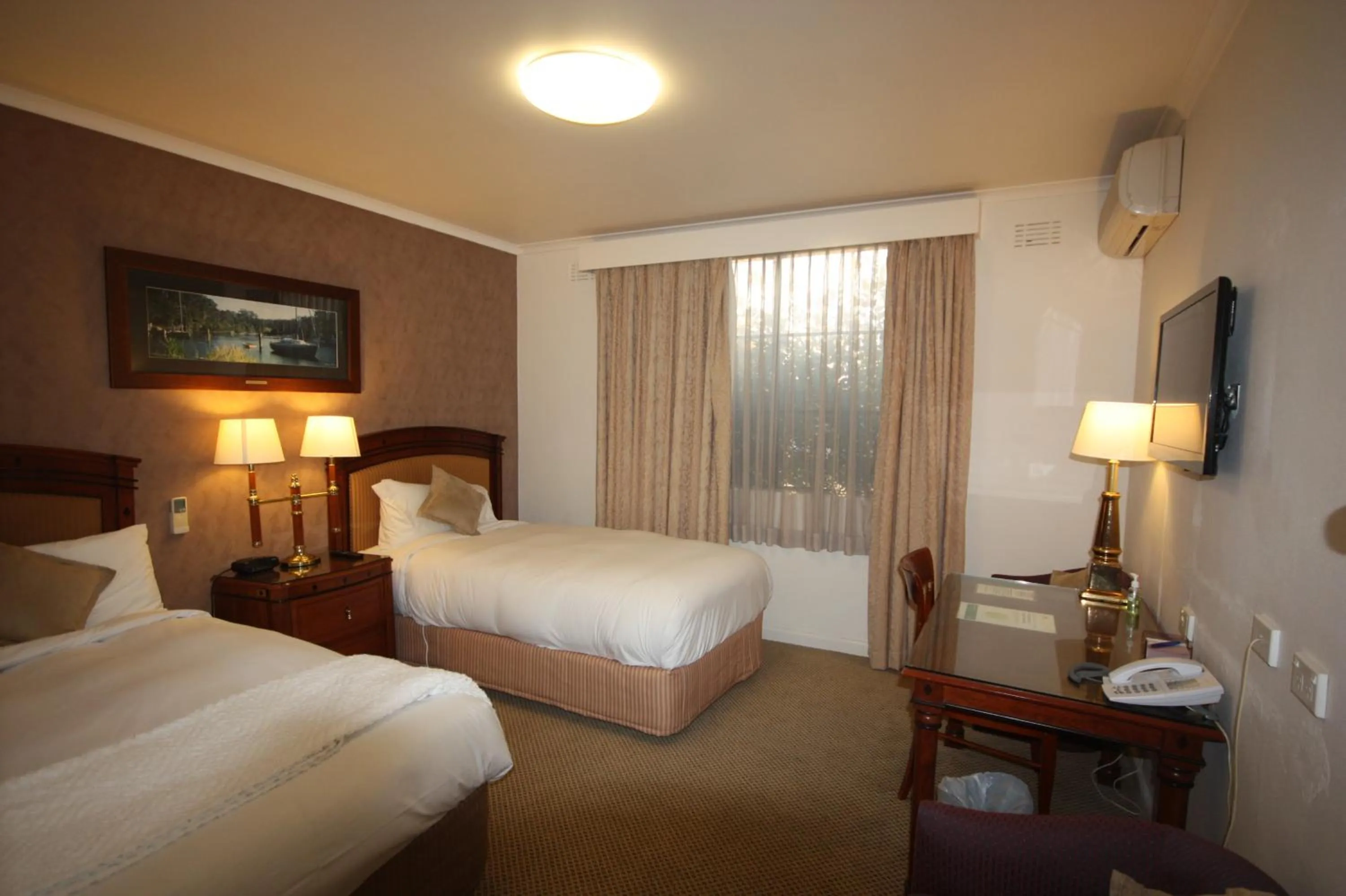 Bed in Country Plaza Motel