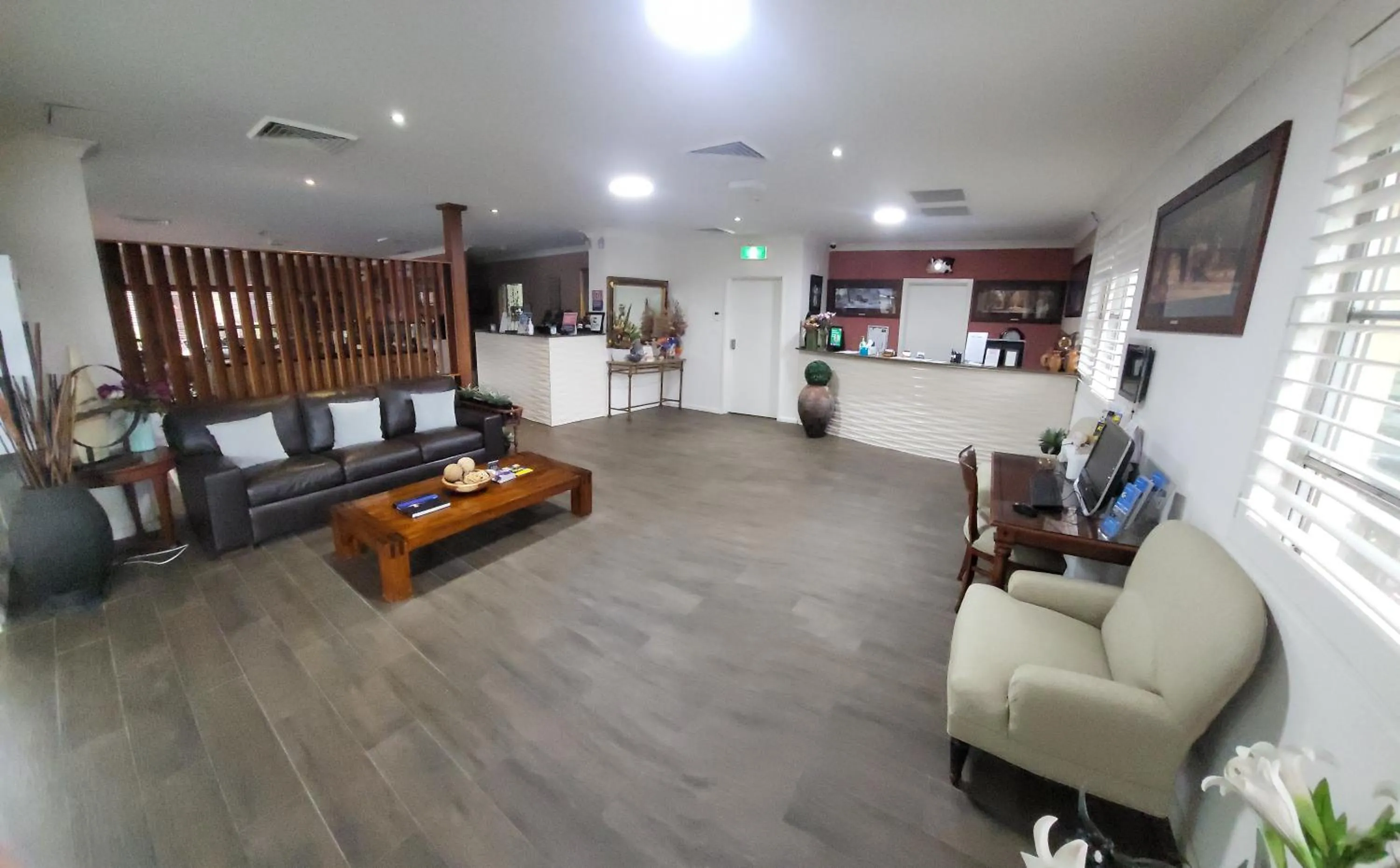 Lobby or reception in Country Plaza Motel