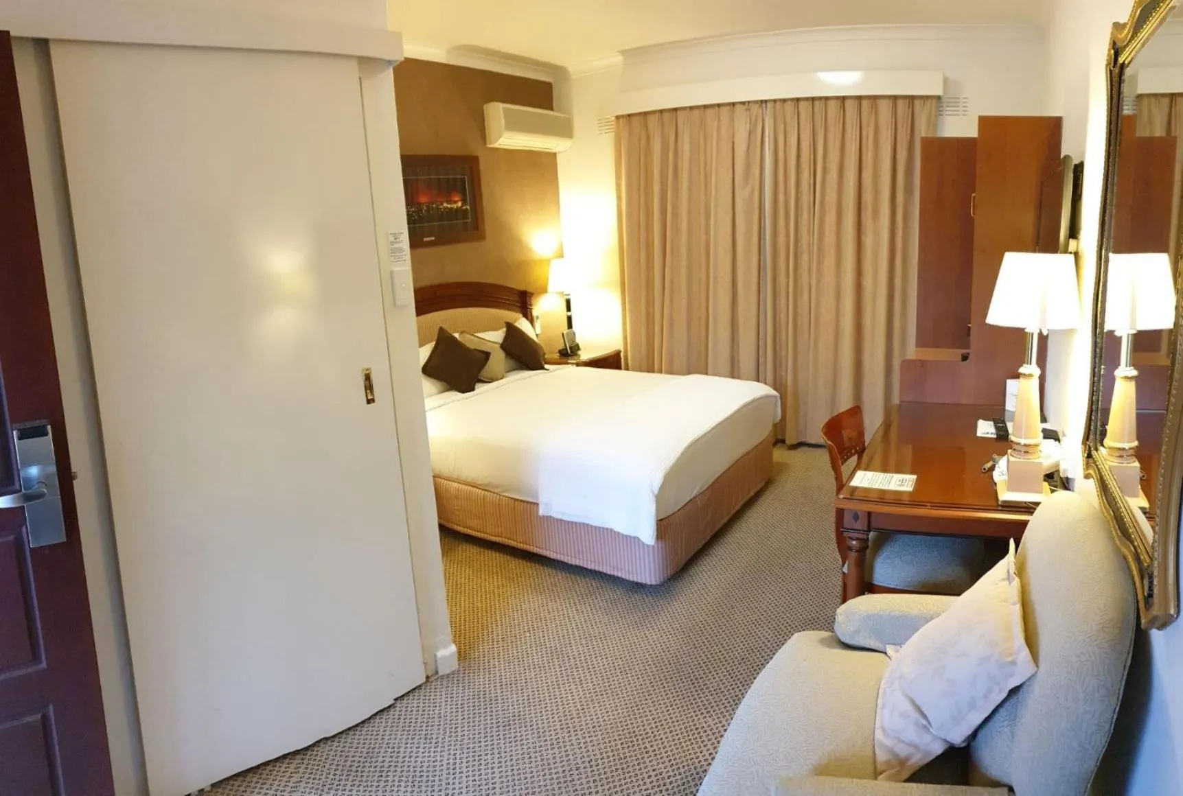 Bedroom, Bed in Country Plaza Motel