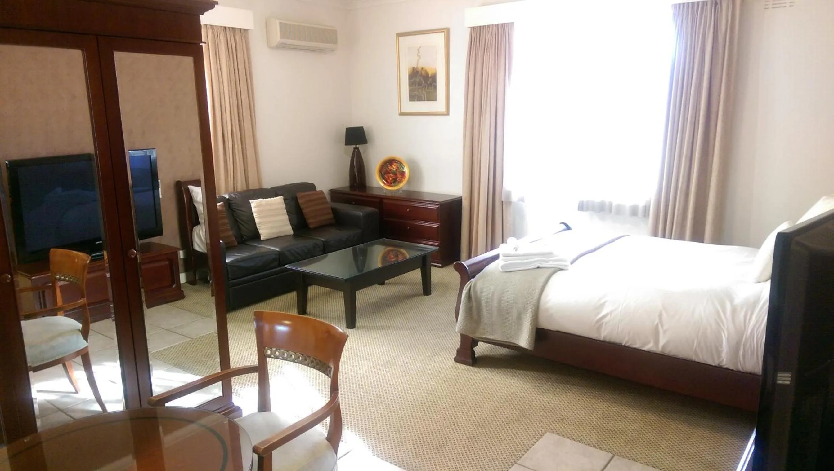 Photo of the whole room, Bed in Country Plaza Motel