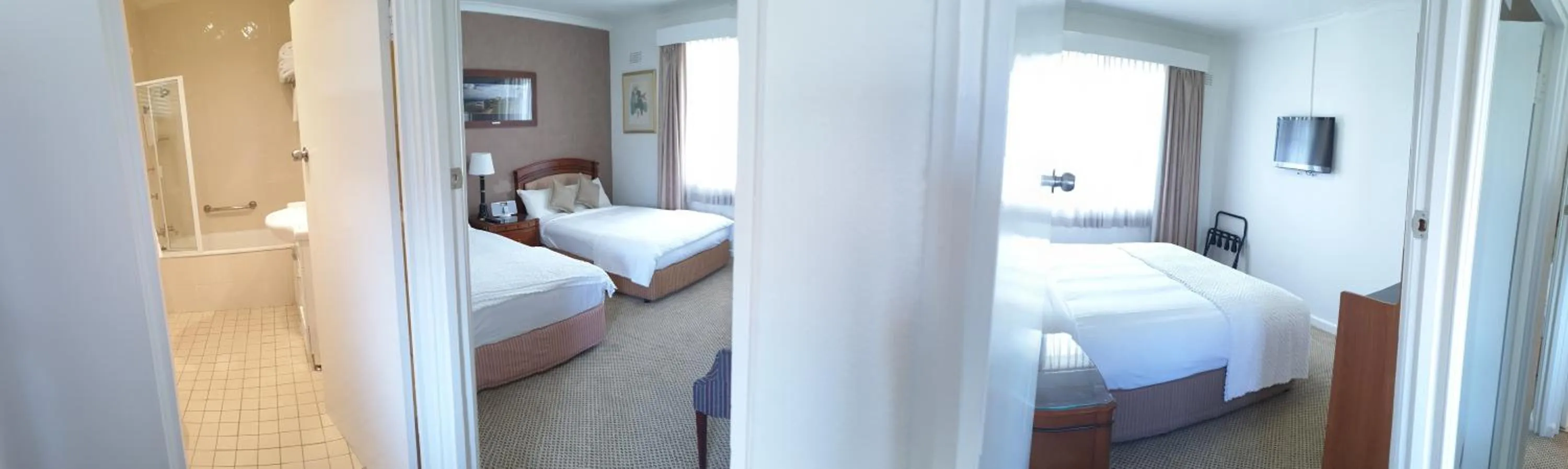 Bed in Country Plaza Motel