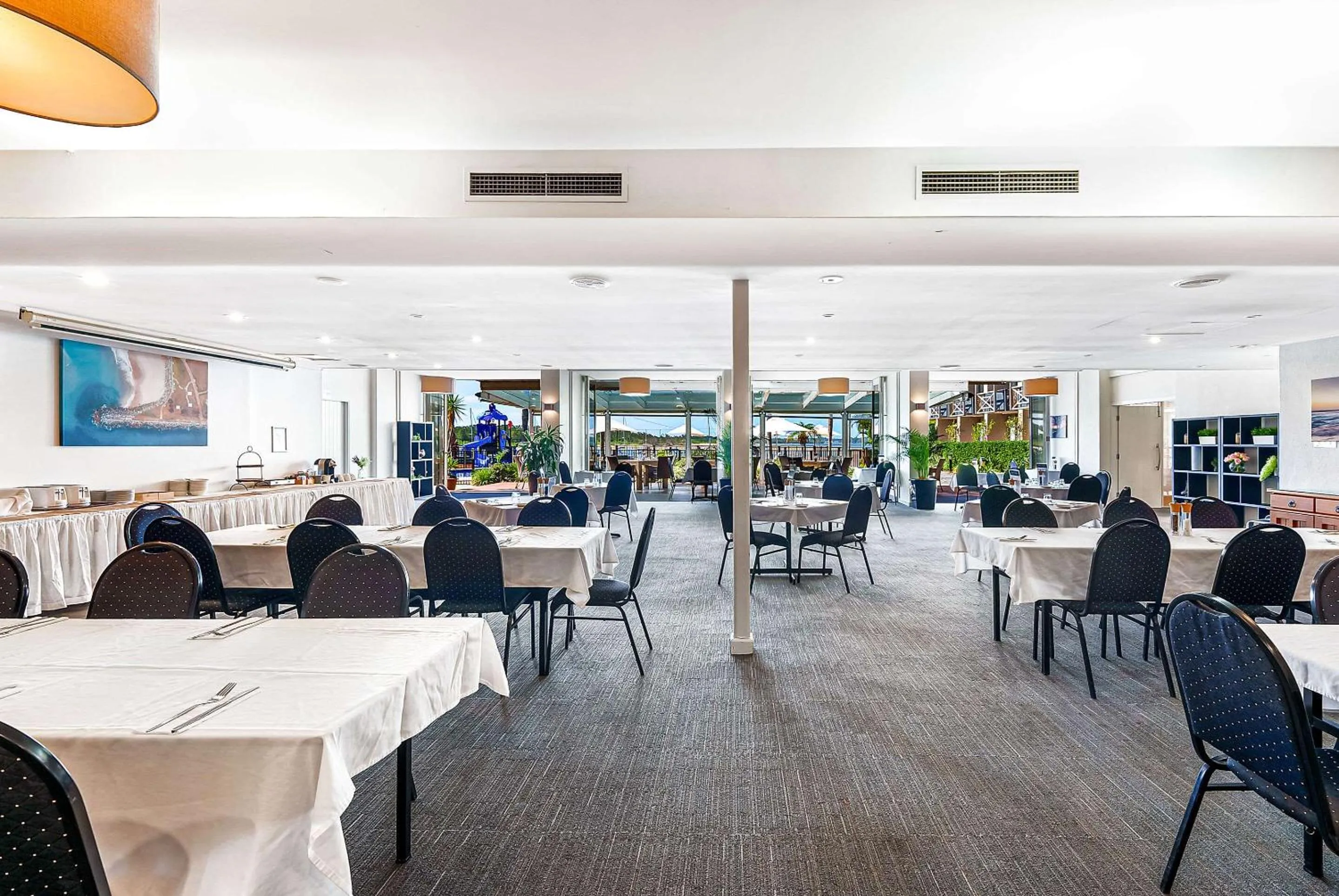 Restaurant/places to eat in Comfort Resort Waters Edge