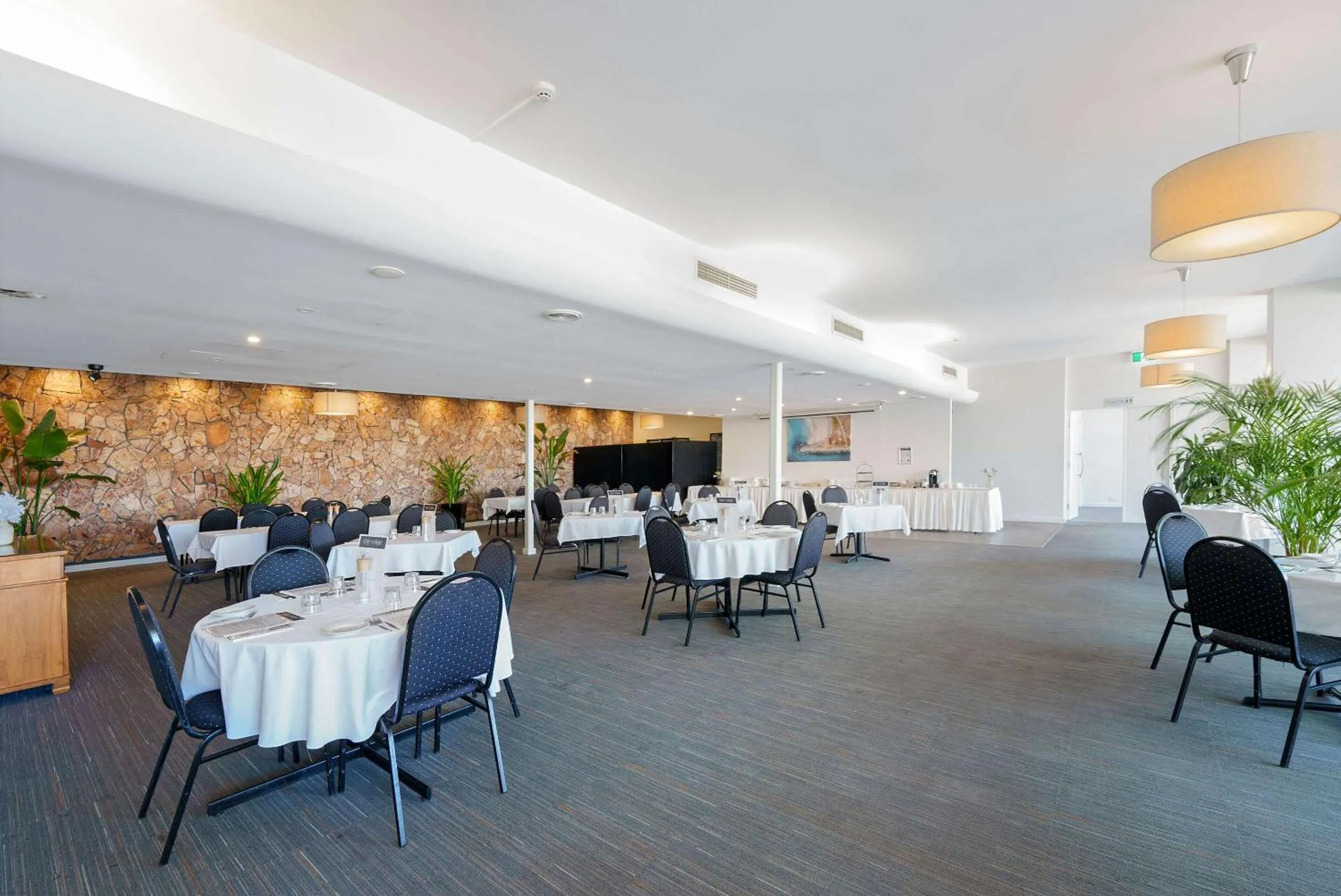 Restaurant/places to eat in Comfort Resort Waters Edge