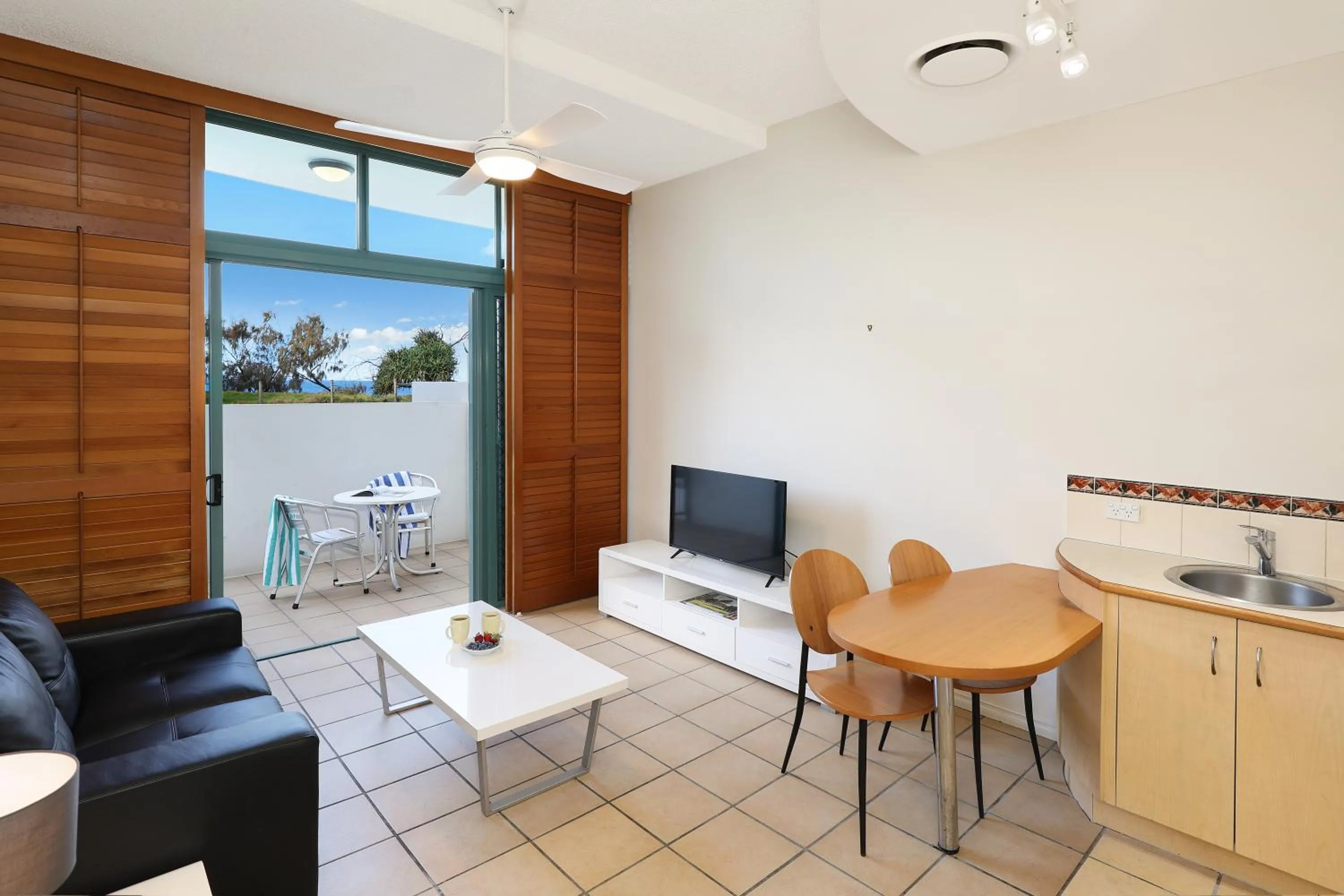 Kitchen or kitchenette in Grand Palais Boolarong Beachside Apartments