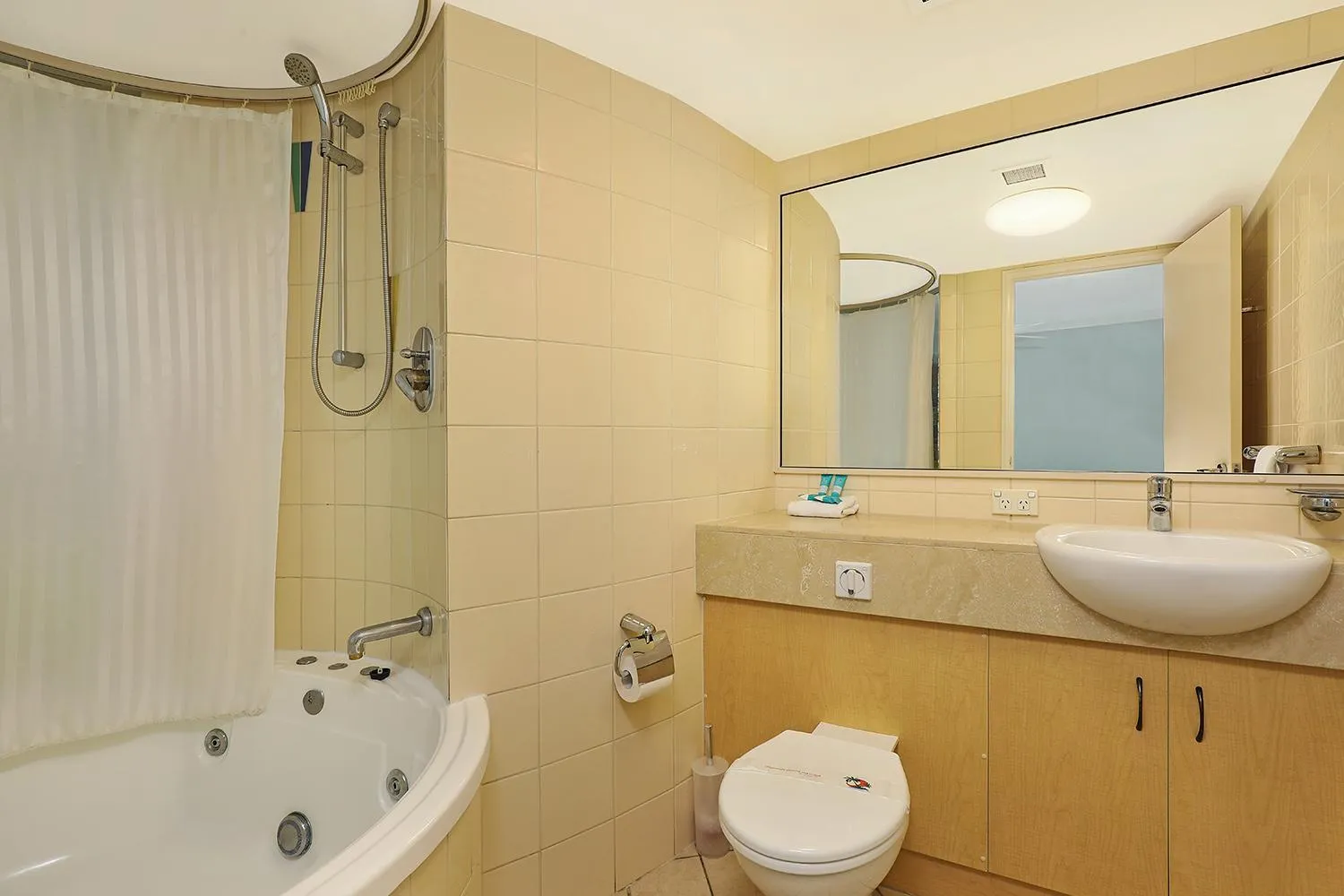 Bathroom in Grand Palais Boolarong Beachside Apartments