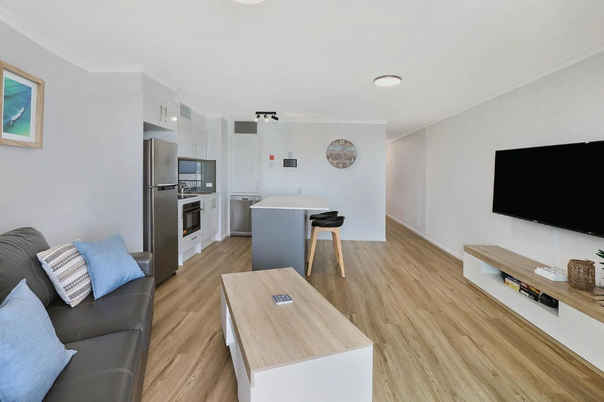 TV and multimedia in Grand Palais Boolarong Beachside Apartments