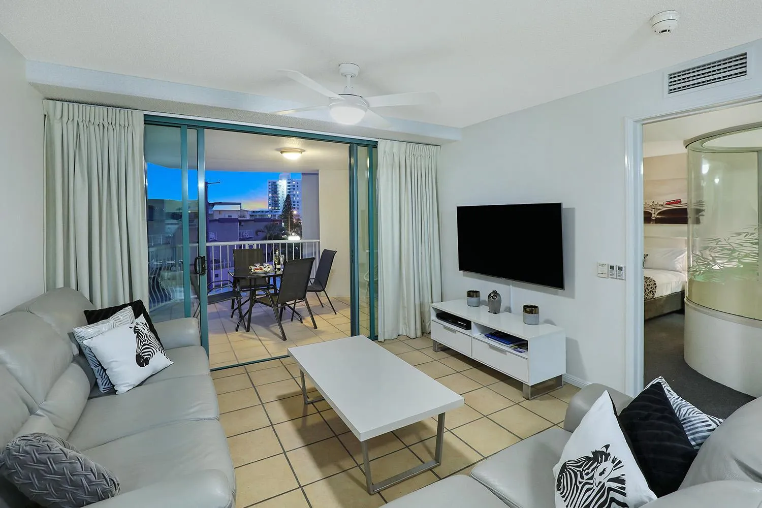 TV and multimedia in Grand Palais Boolarong Beachside Apartments