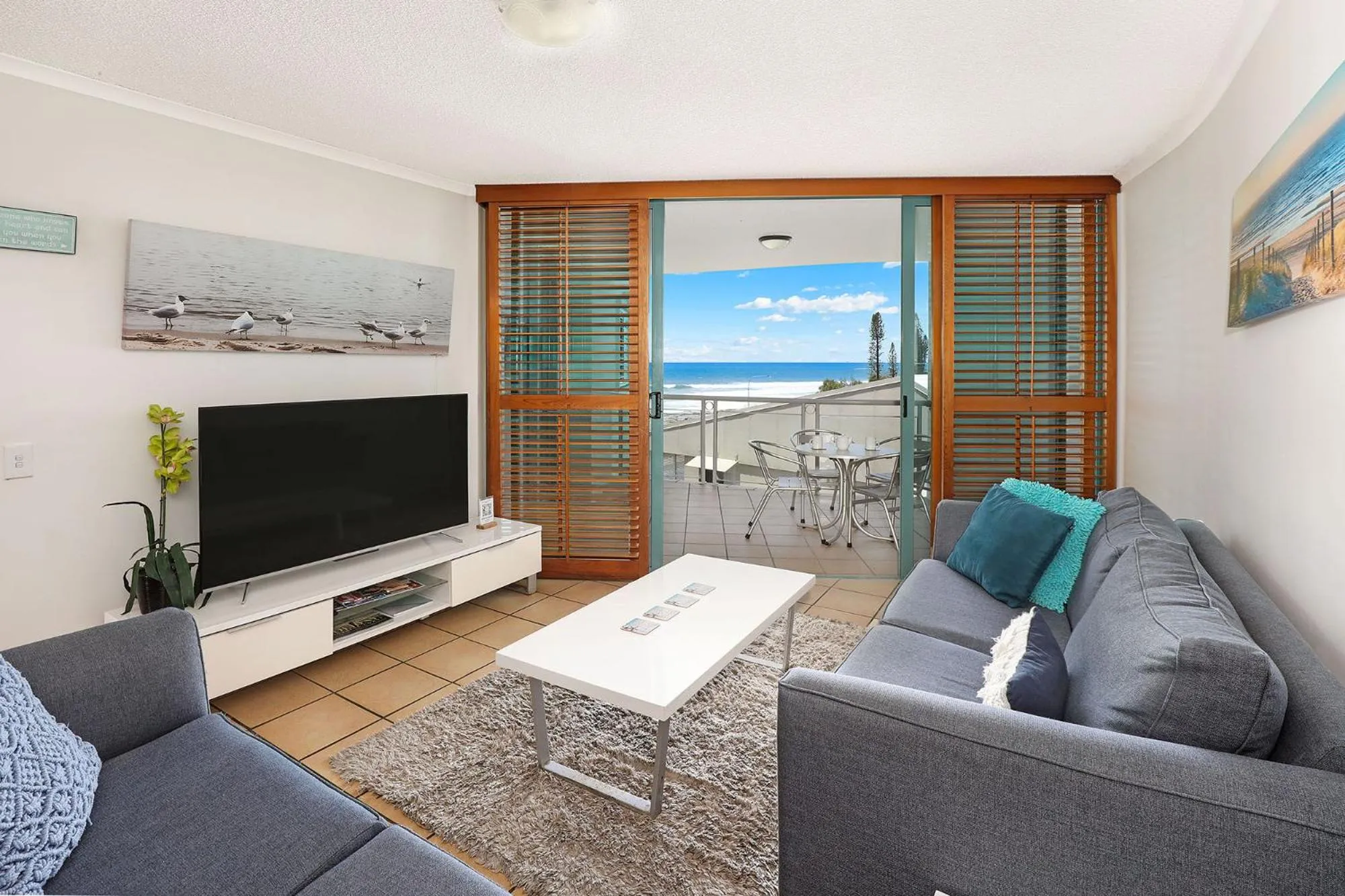 TV and multimedia in Grand Palais Boolarong Beachside Apartments