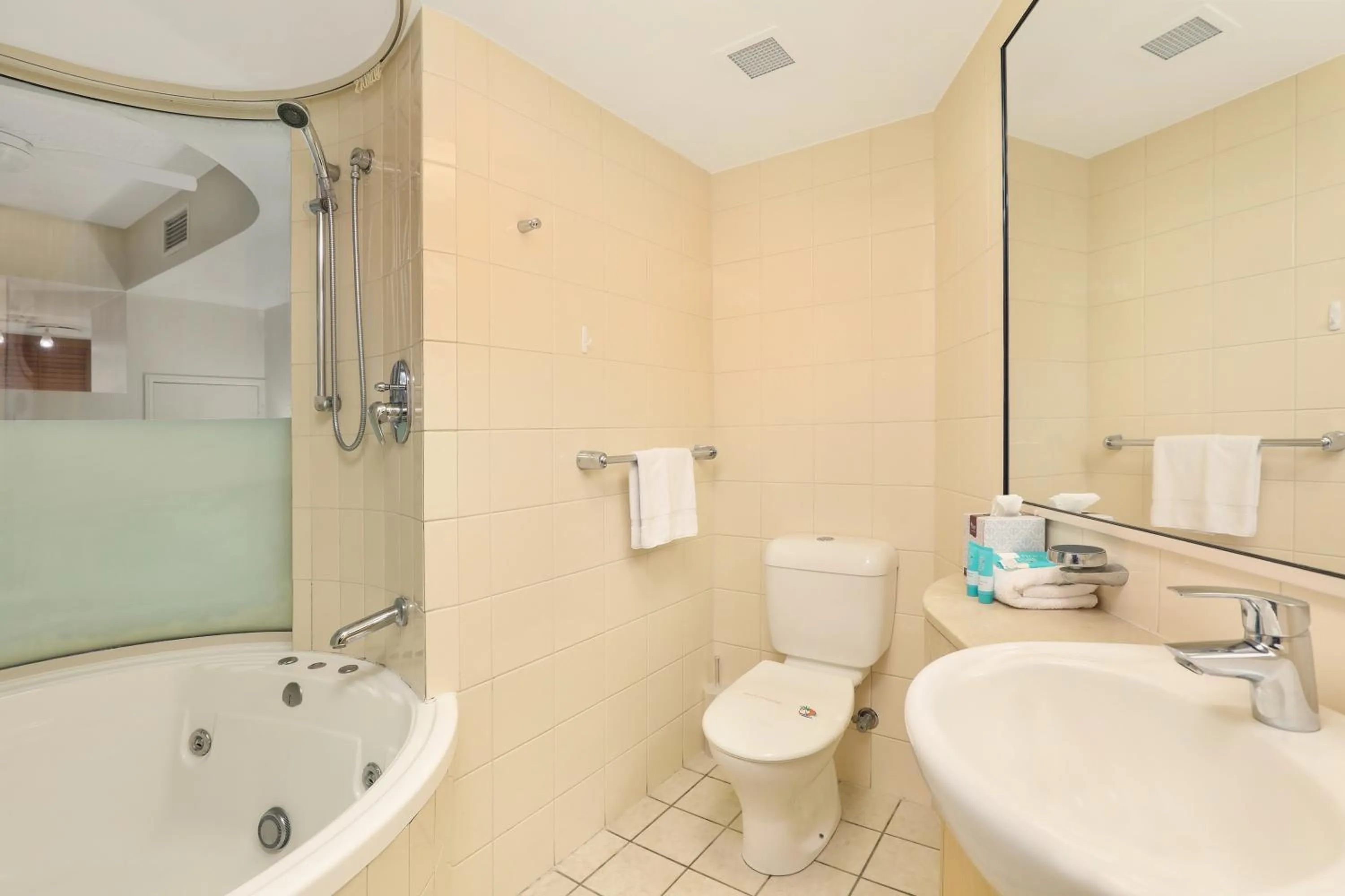 Bathroom in Grand Palais Boolarong Beachside Apartments