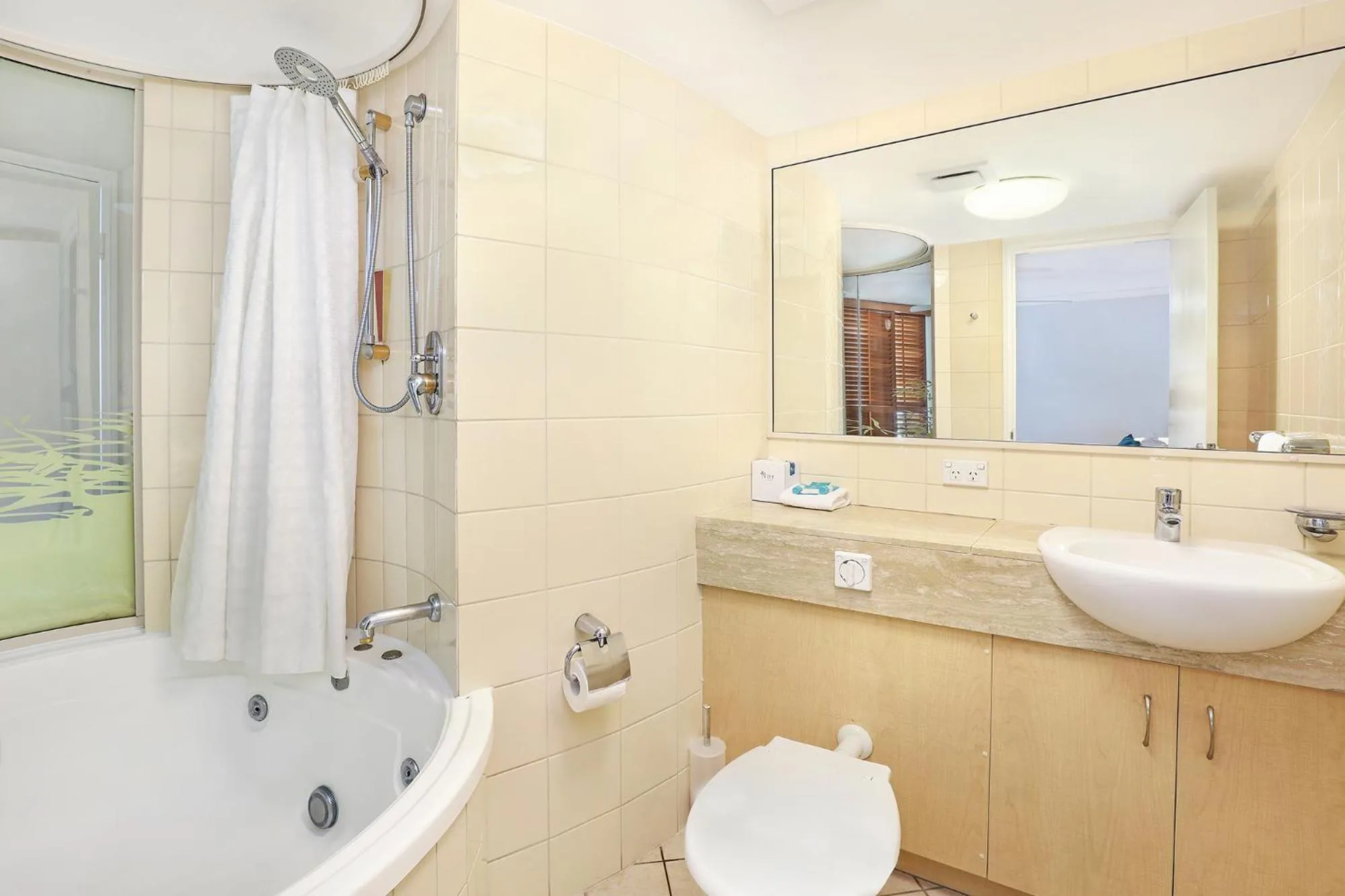 Toilet in Grand Palais Boolarong Beachside Apartments