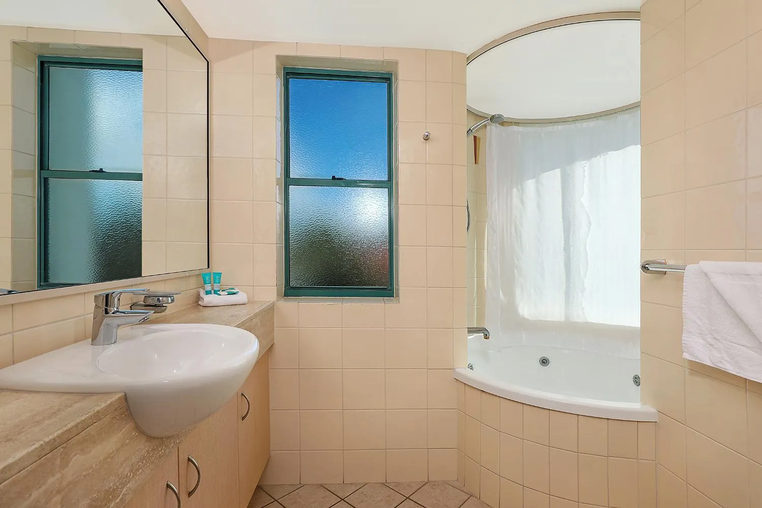 Bath in Grand Palais Boolarong Beachside Apartments