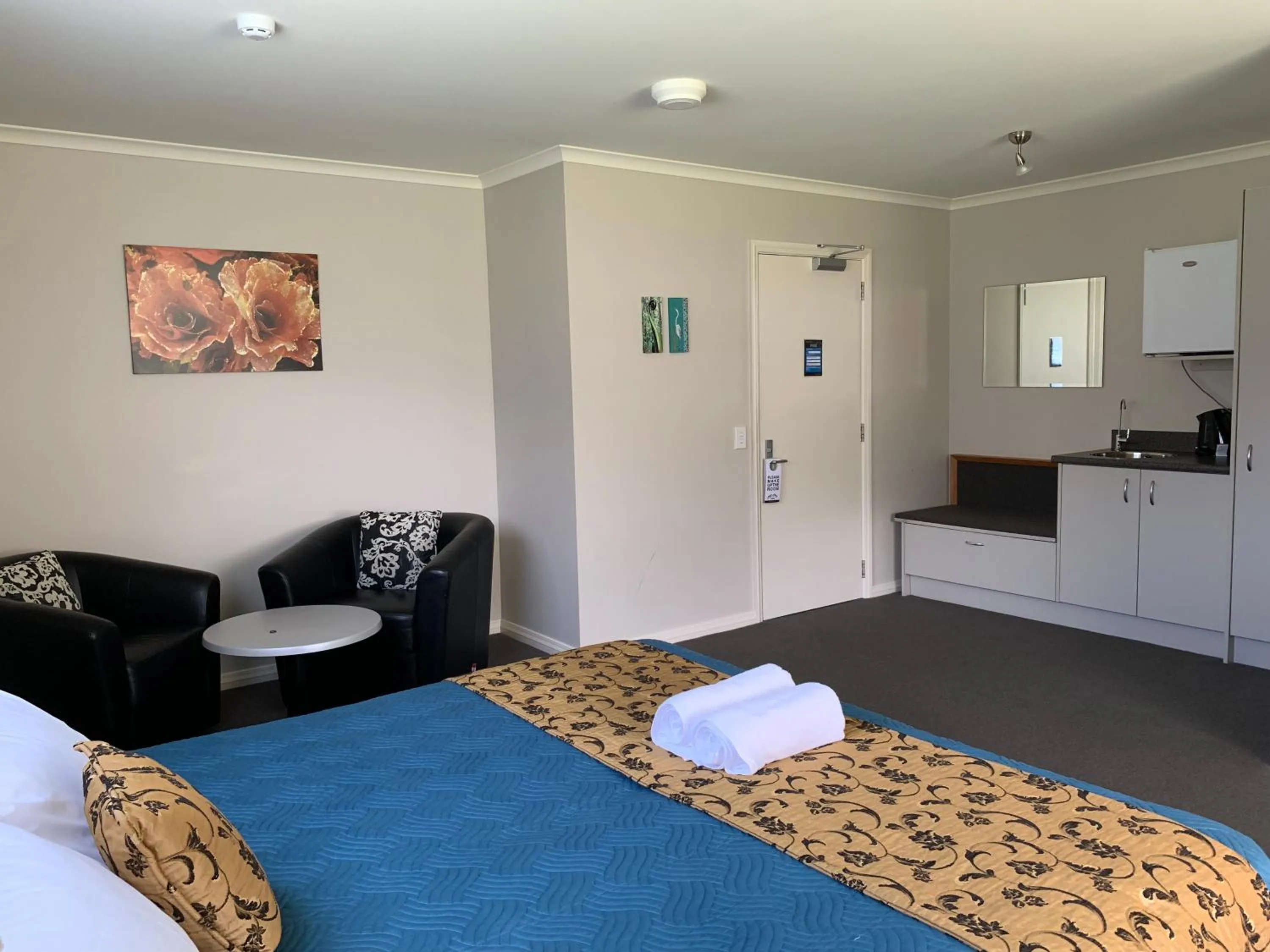 Photo of the whole room, Bed in High Peaks Hotel