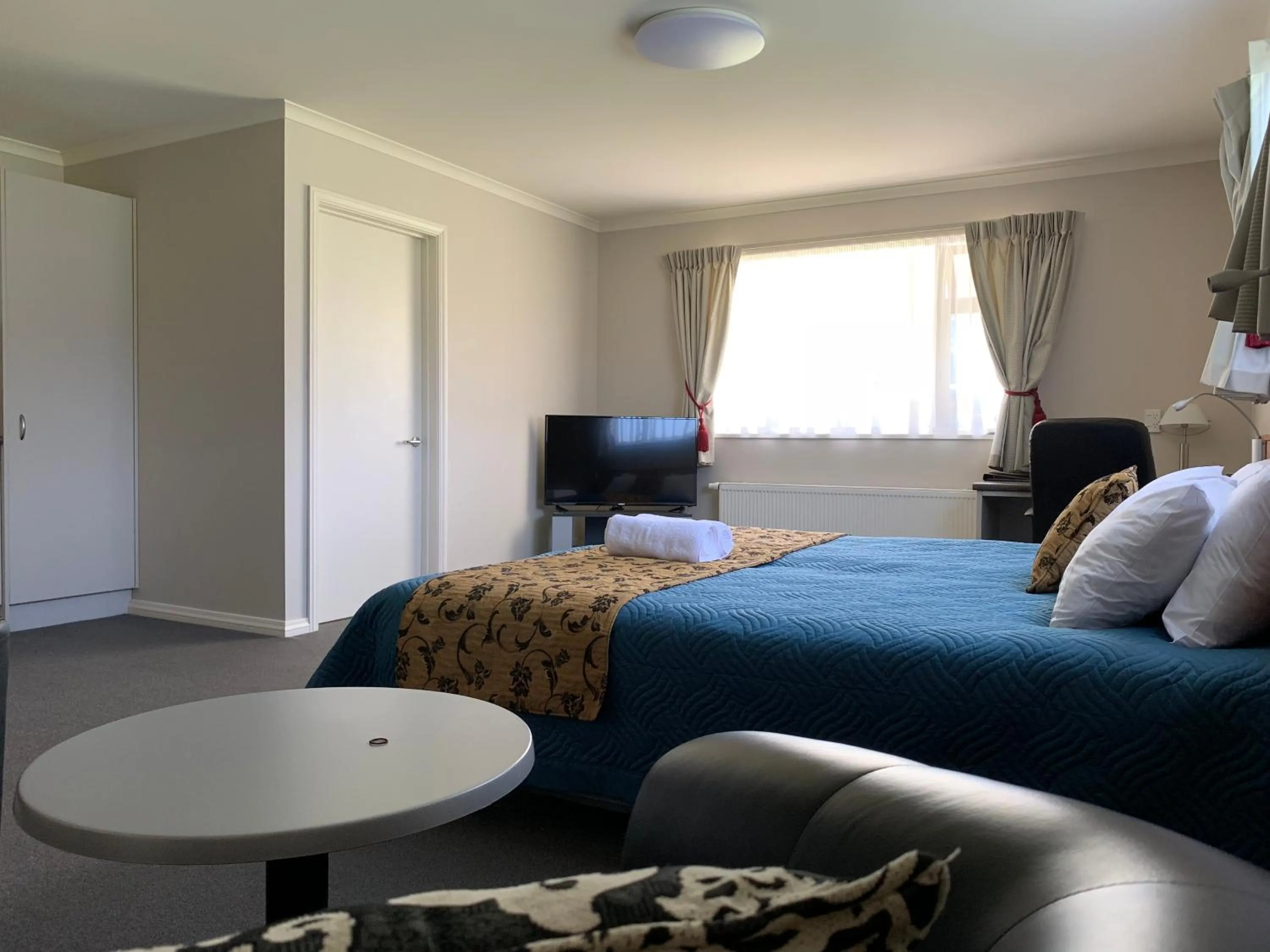 Photo of the whole room, Bed in High Peaks Hotel