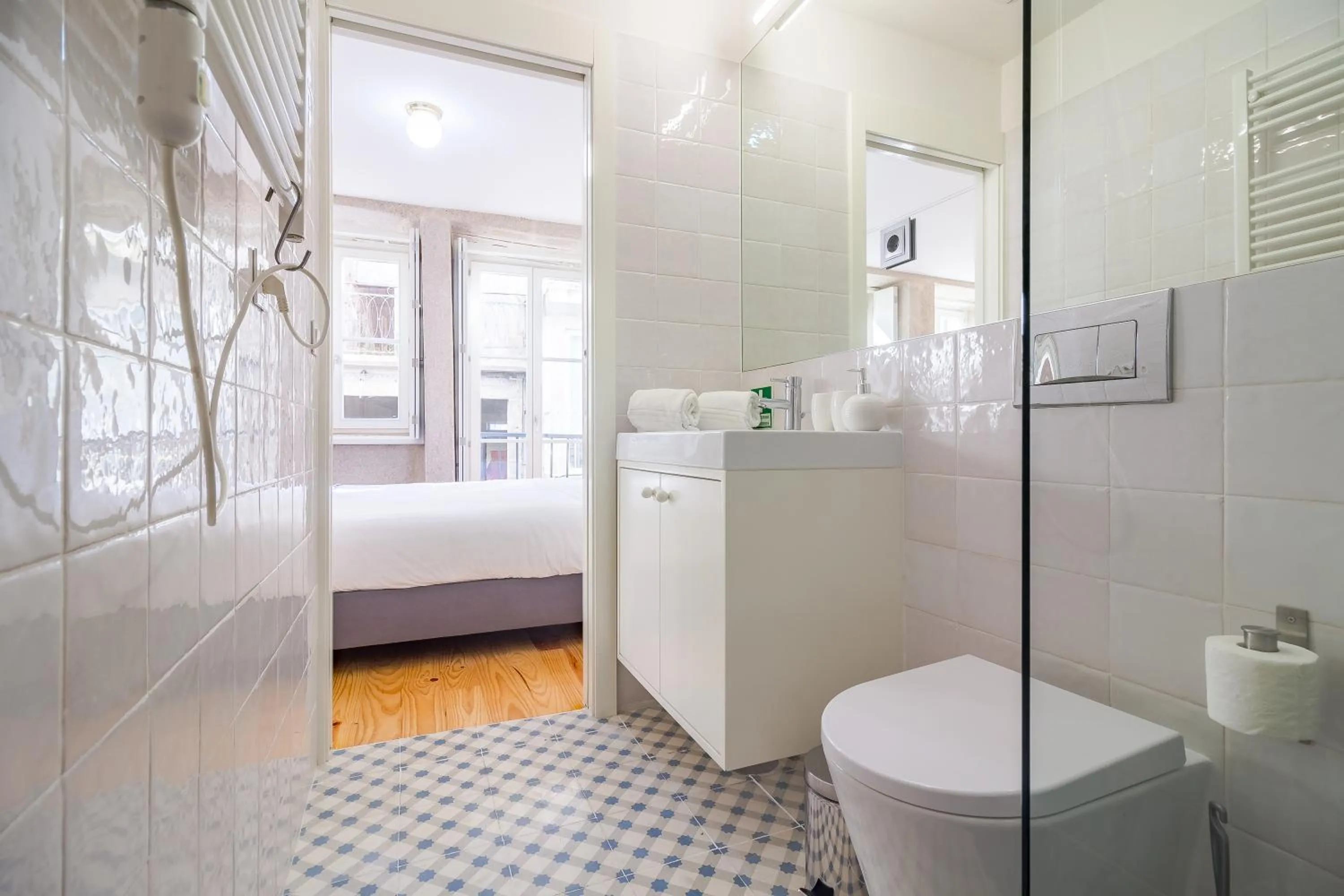 Shower, Bed in YOUROPO - The Tower