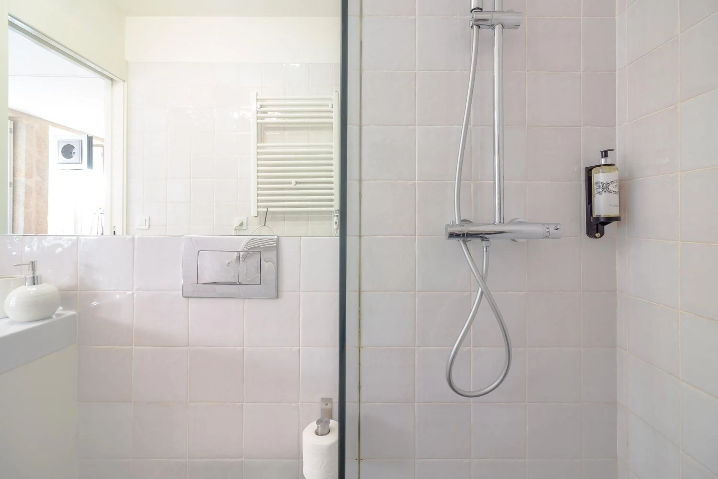 Shower in YOUROPO - The Tower