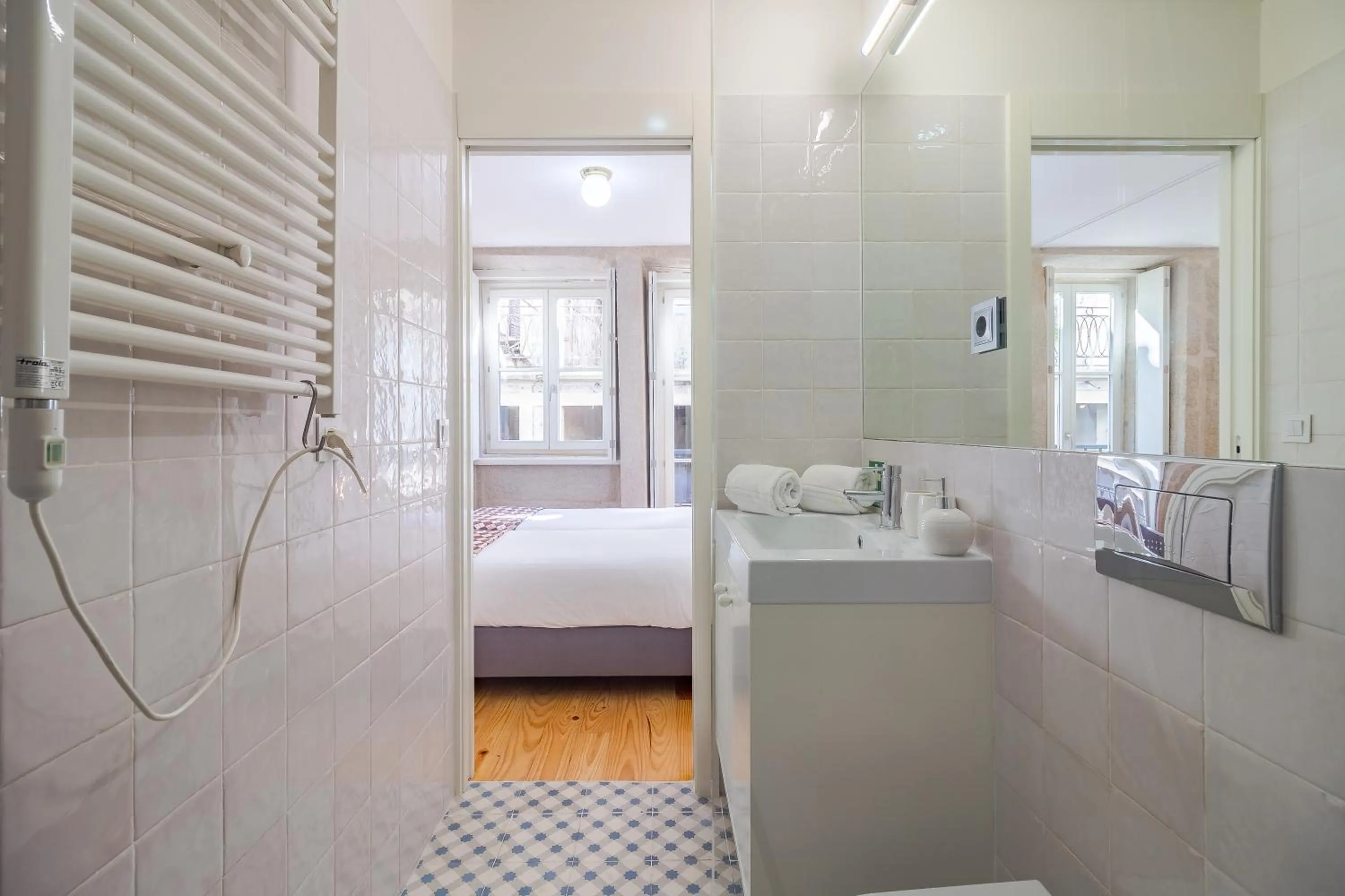 Shower, Bed in YOUROPO - The Tower