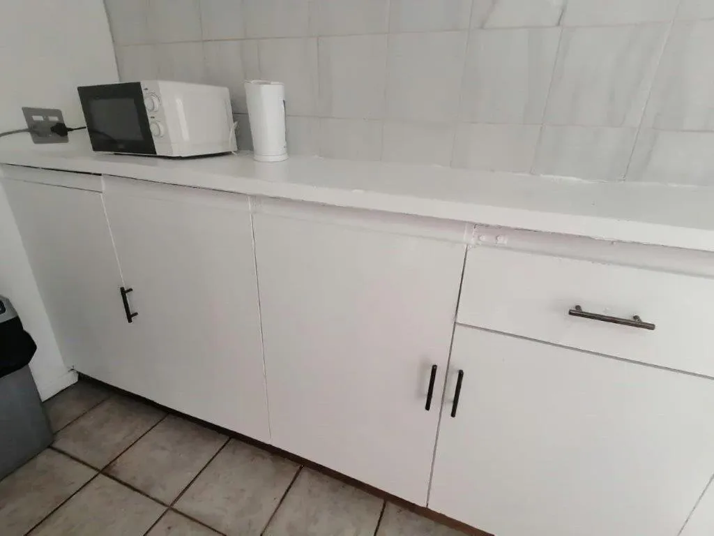 Kitchen or kitchenette in Kings Lodge Hotel