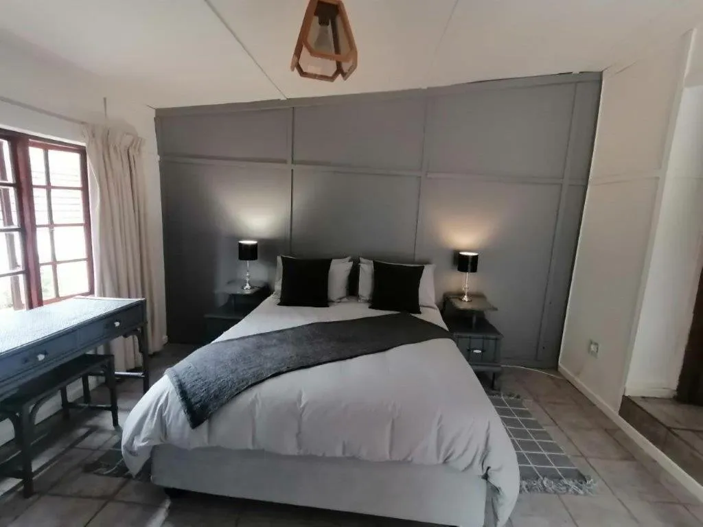 Bedroom, Bed in Kings Lodge Hotel