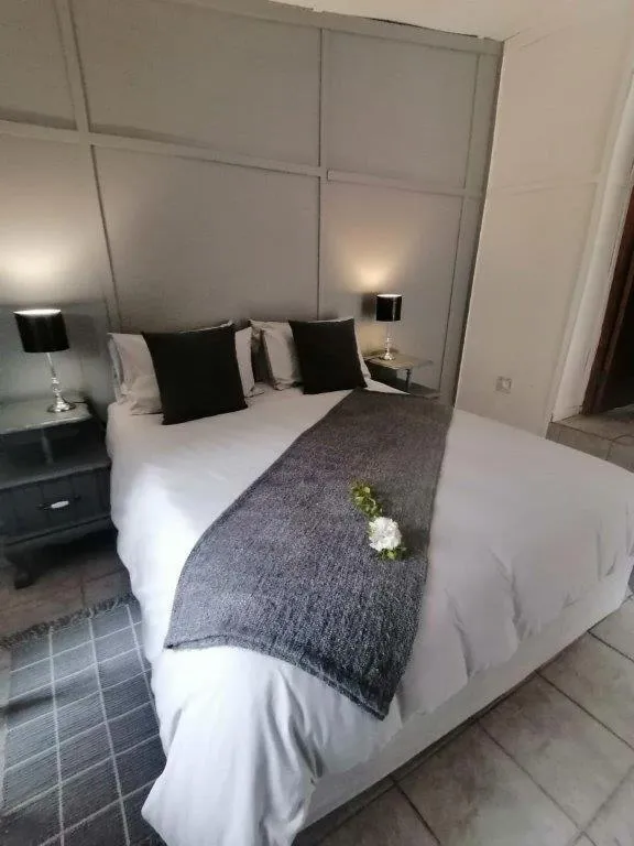 Bedroom, Bed in Kings Lodge Hotel