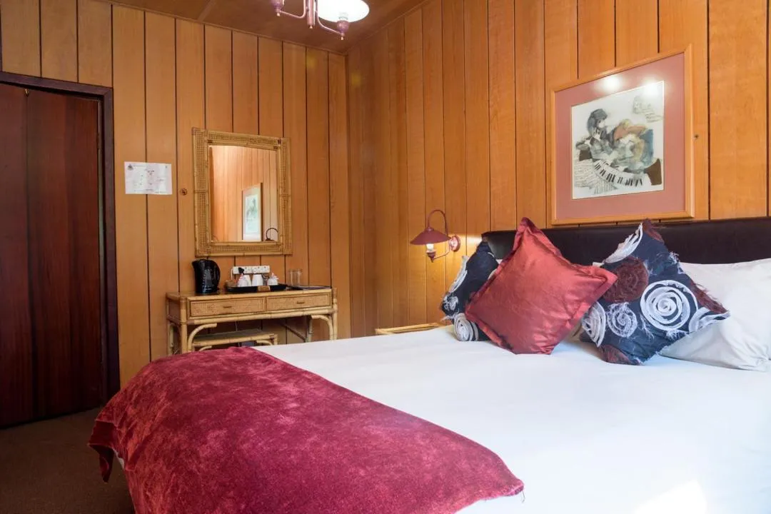 Bedroom, Bed in Kings Lodge Hotel