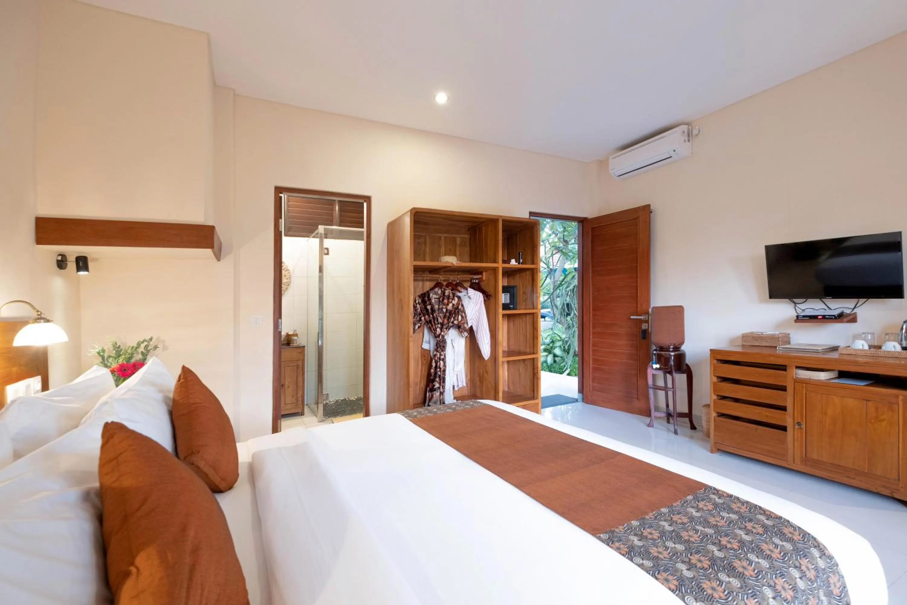 Photo of the whole room, Bed in Gunung Merta Bungalows