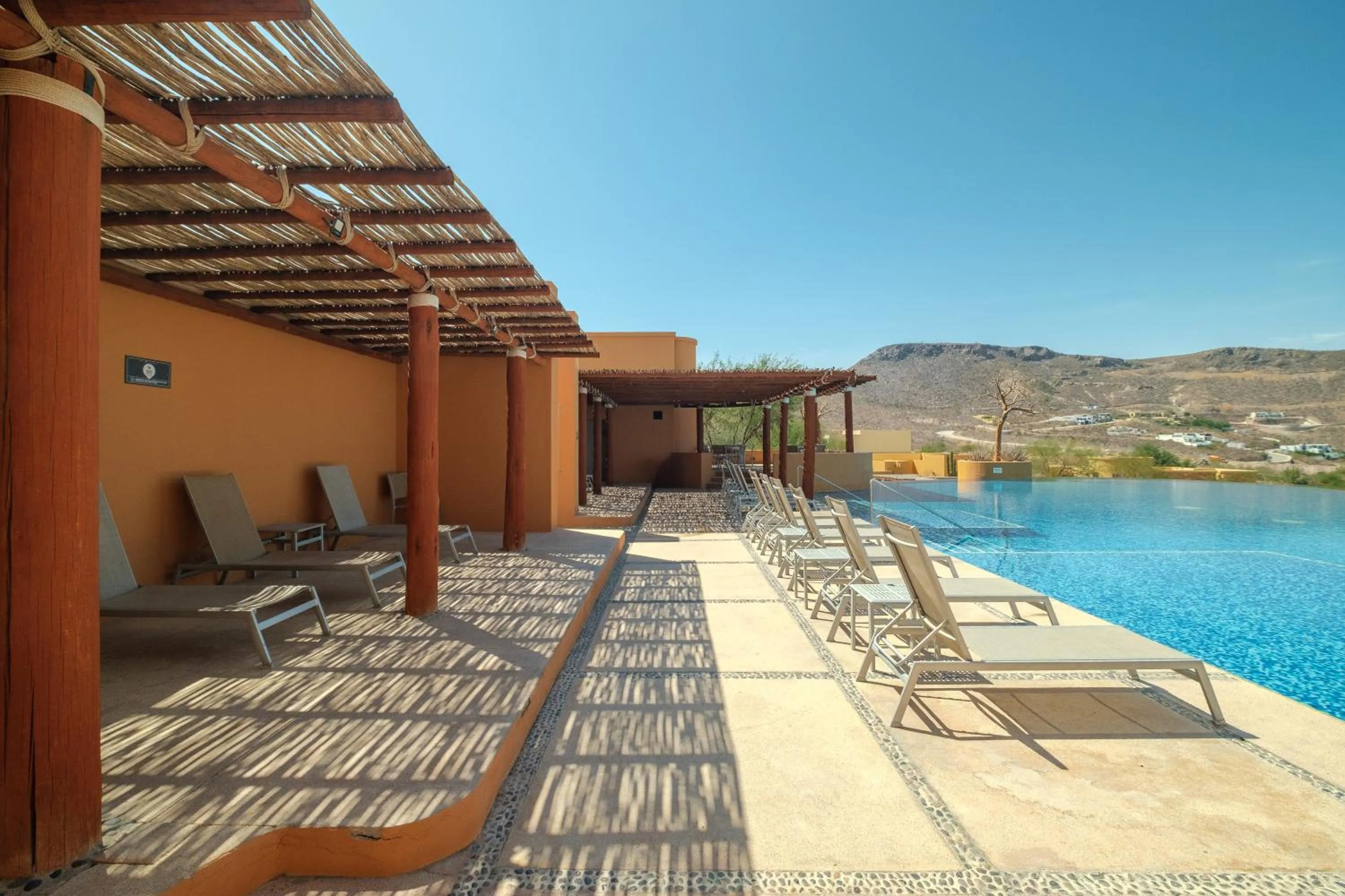 Swimming pool in Puerta Cortés Residences by Lumina