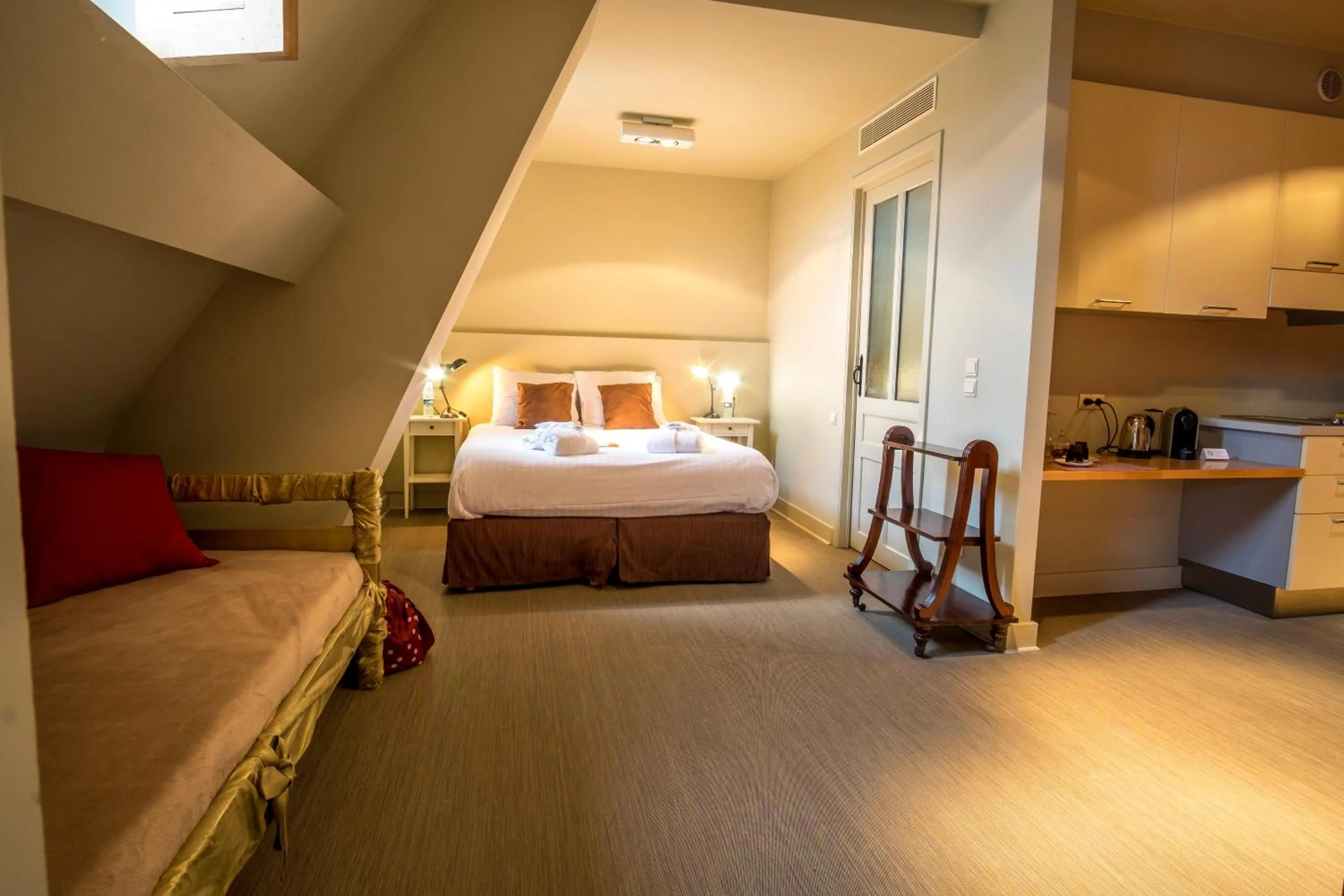 Bedroom, Bed in La Merveilleuse by Infiniti hôtel