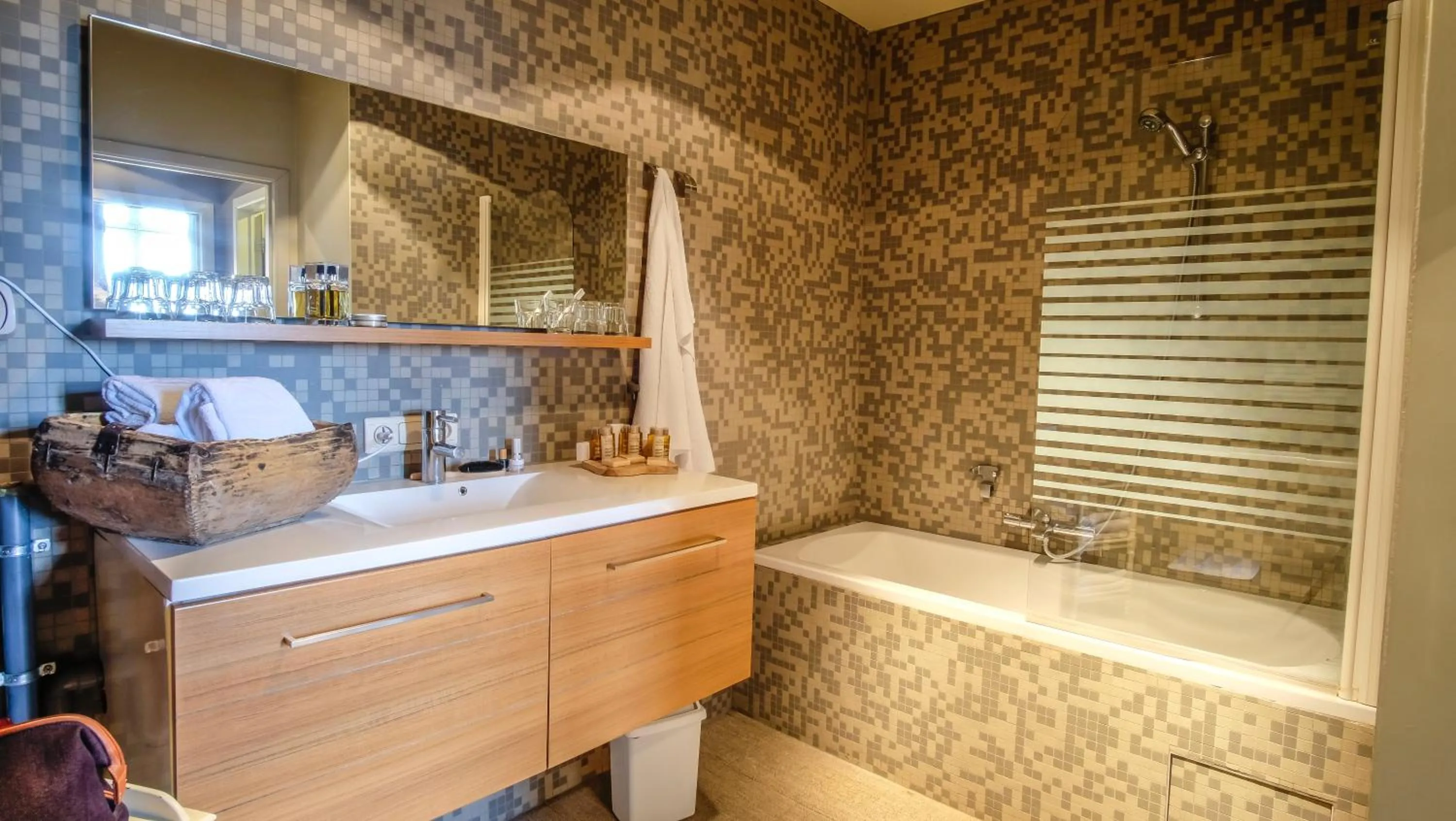 Bathroom in La Merveilleuse by Infiniti hôtel