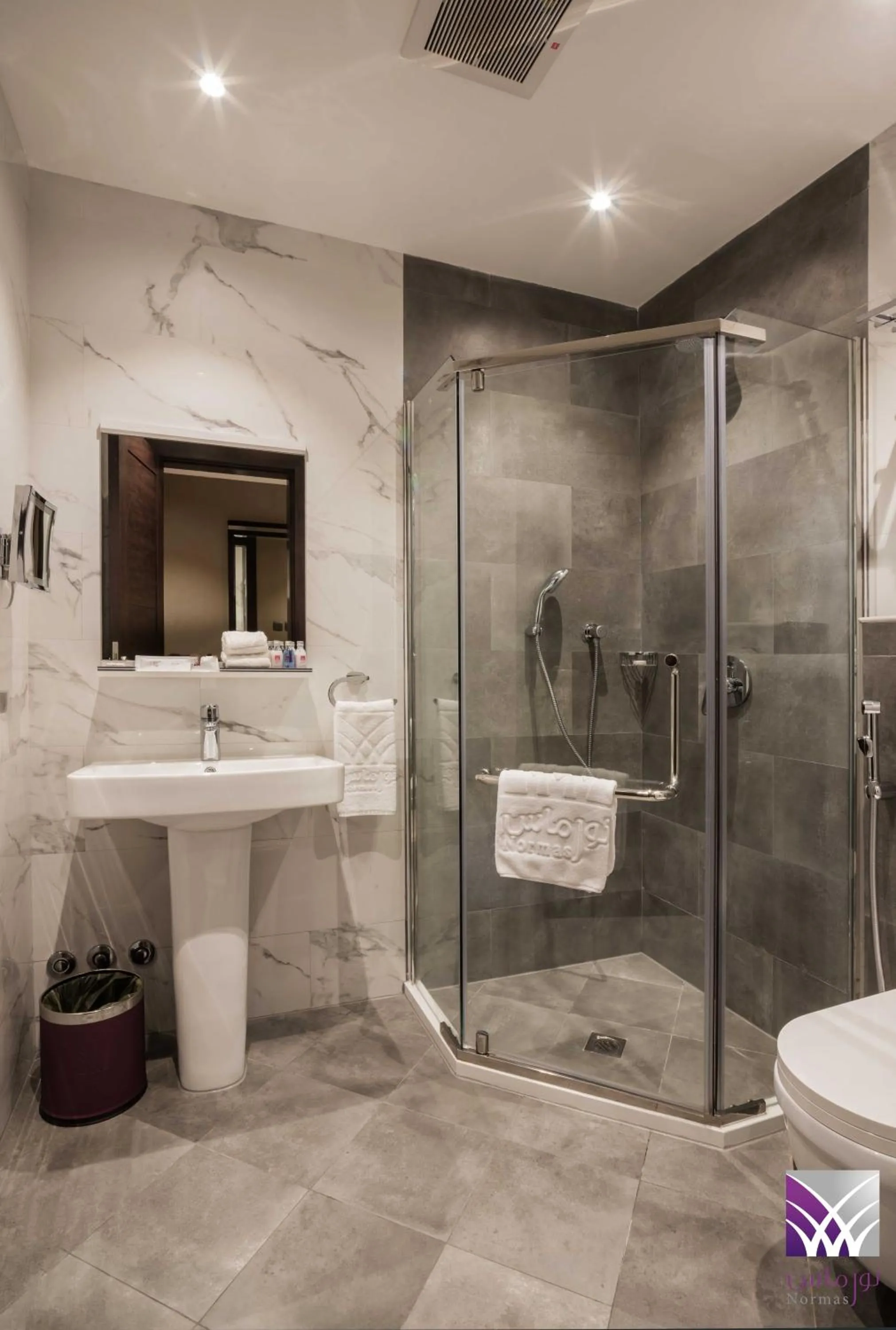 Bathroom in Normas Hotel