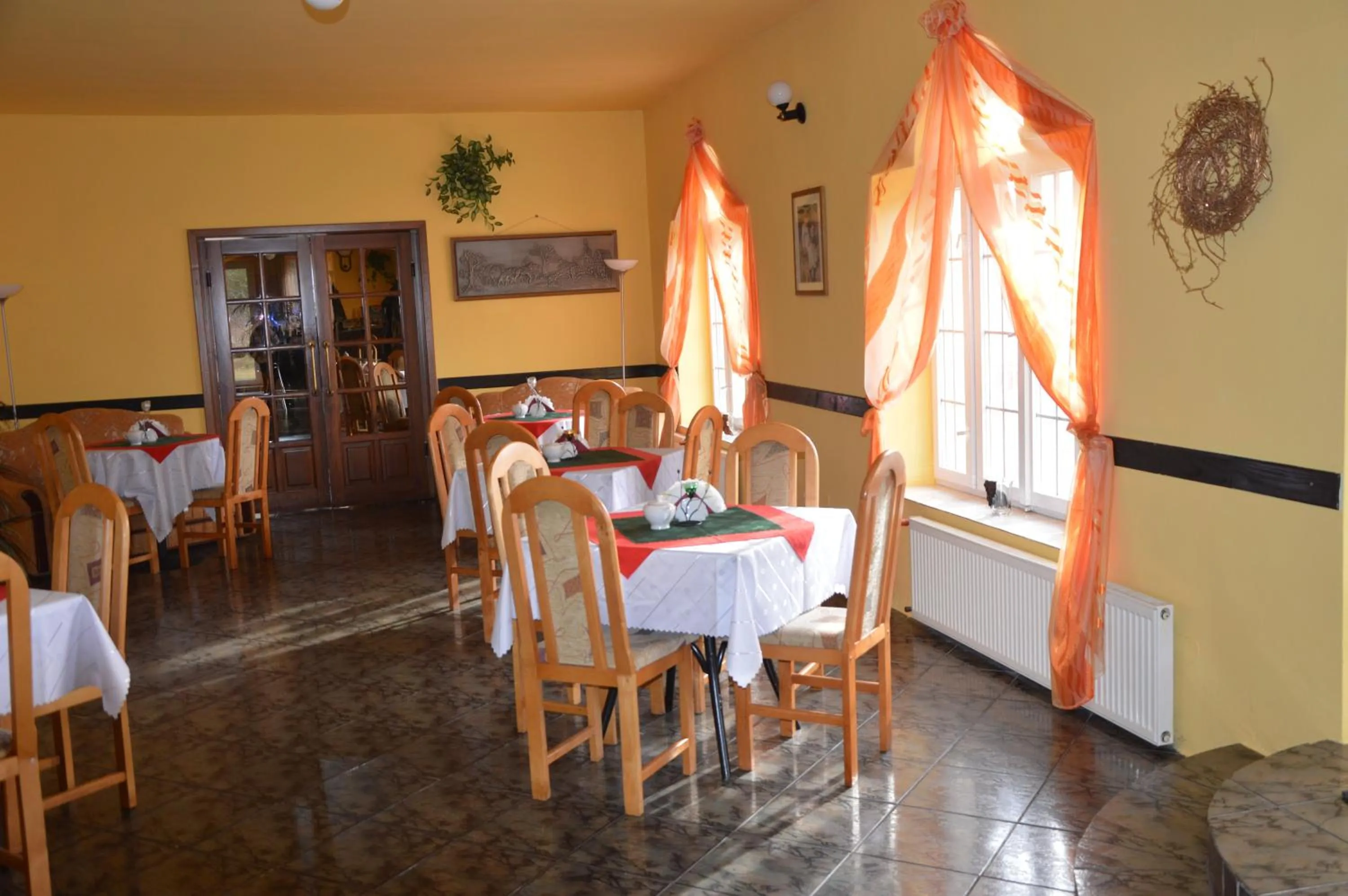 Restaurant/places to eat in Hotel Pod Dębami