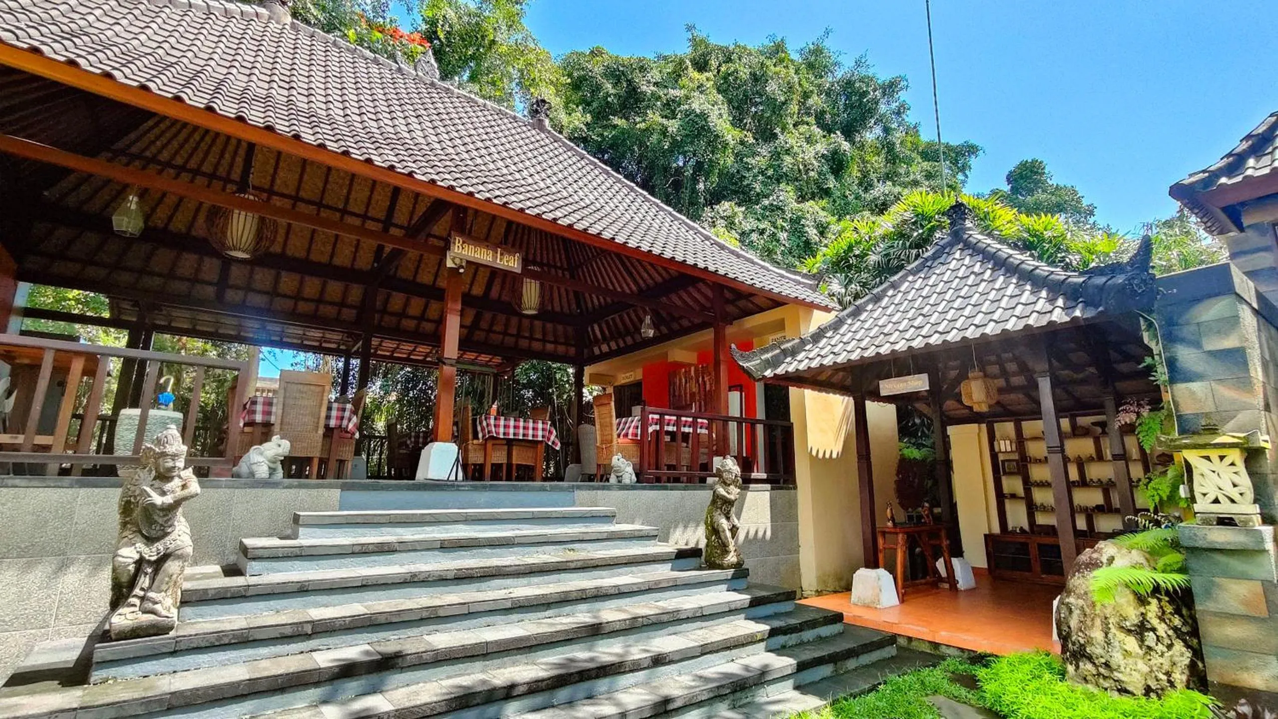 Restaurant/places to eat in Villa Nirvana