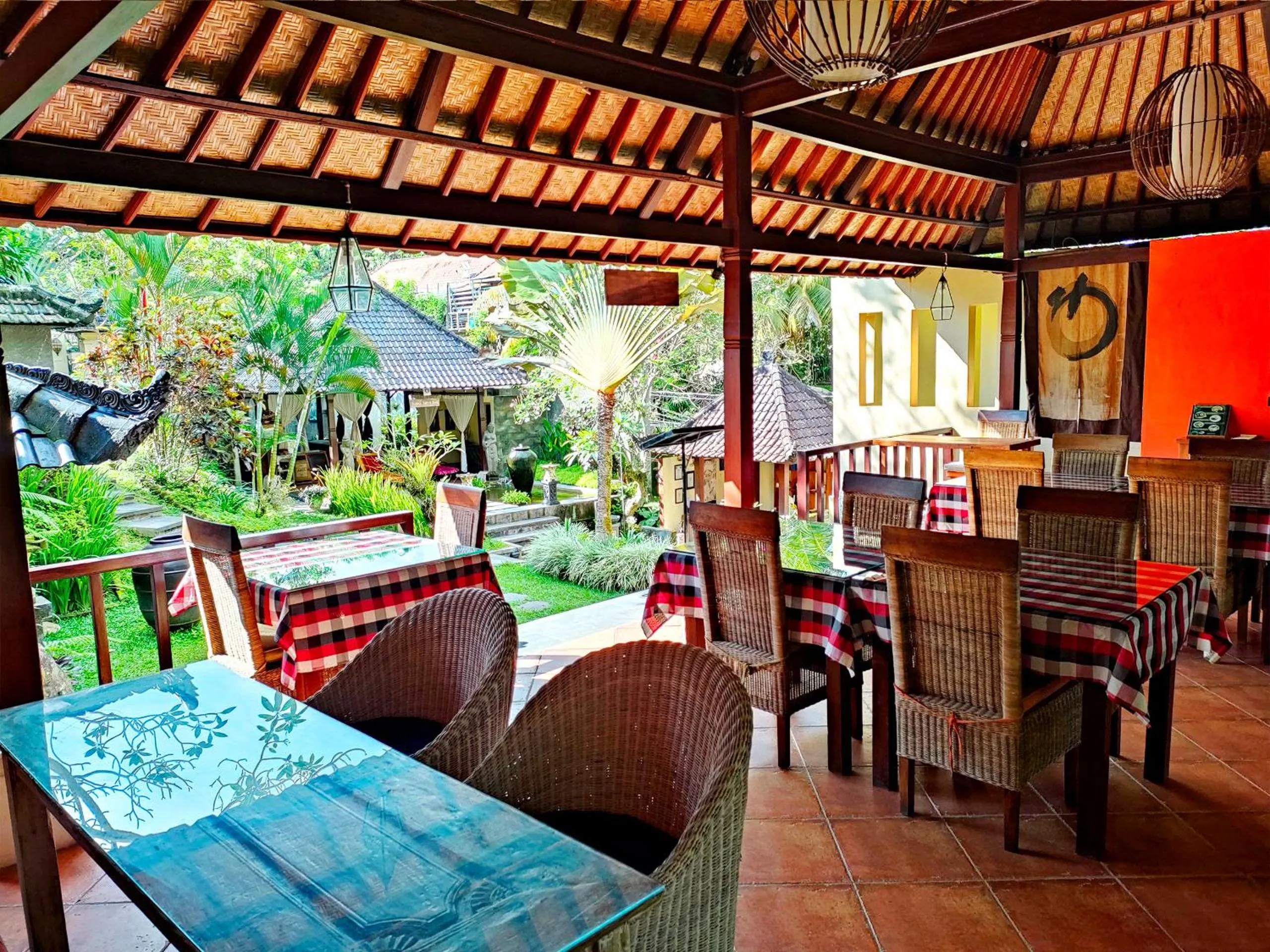 Restaurant/places to eat in Villa Nirvana