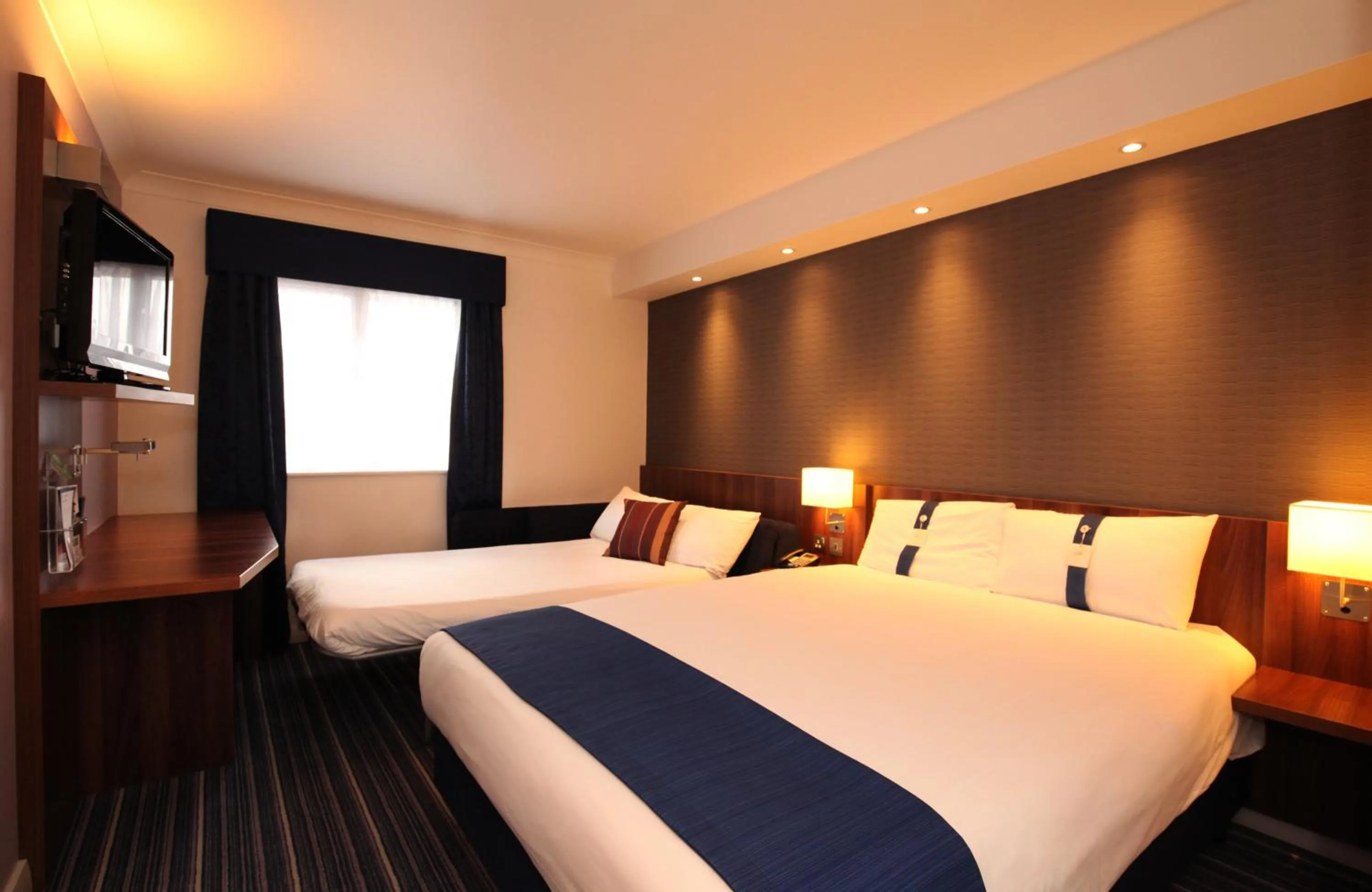 Photo of the whole room, Bed in Holiday Inn Express Glenrothes by IHG