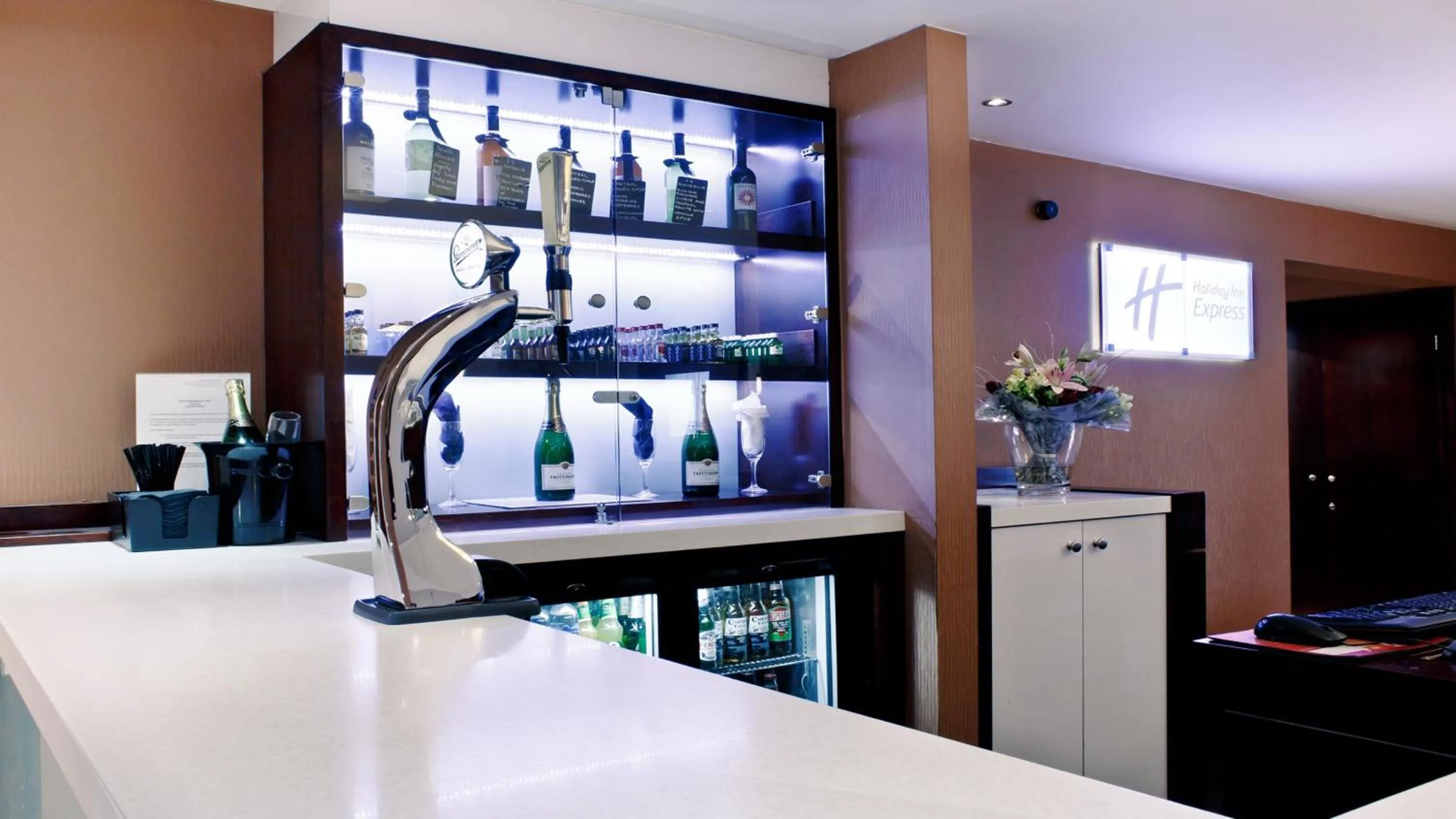 Lounge or bar in Holiday Inn Express Glenrothes by IHG