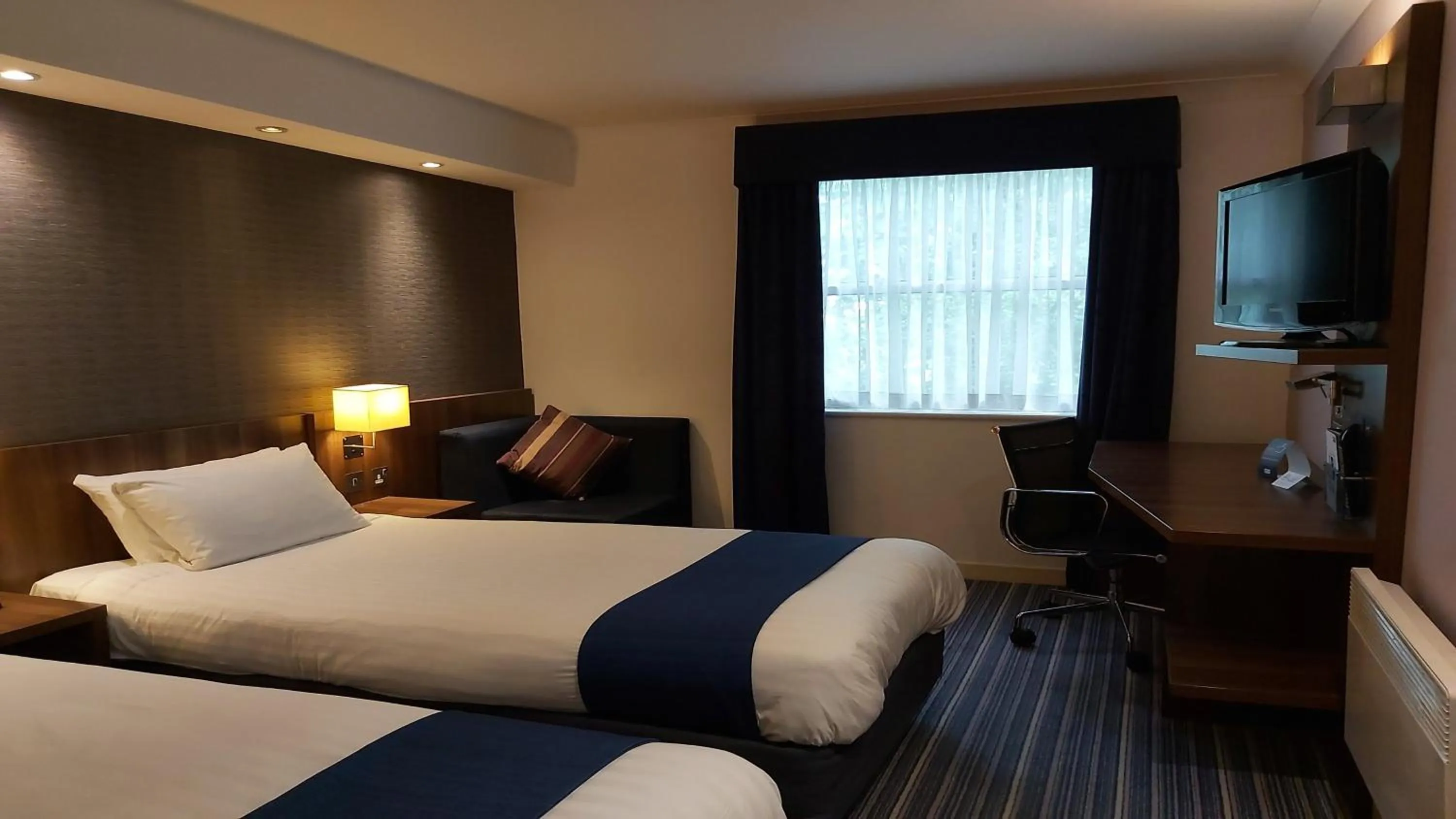 Photo of the whole room, Bed in Holiday Inn Express Glenrothes by IHG