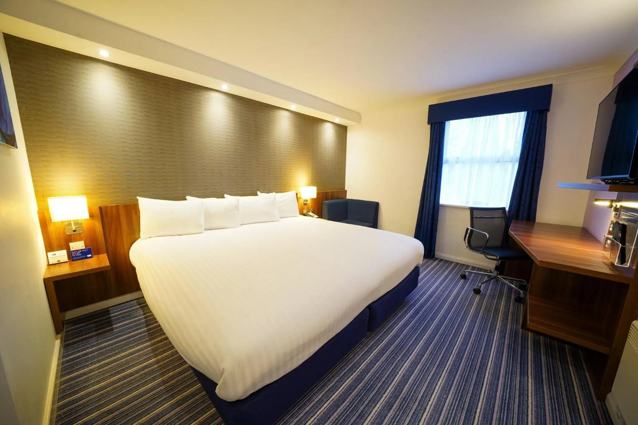 Photo of the whole room, Bed in Holiday Inn Express Glenrothes by IHG