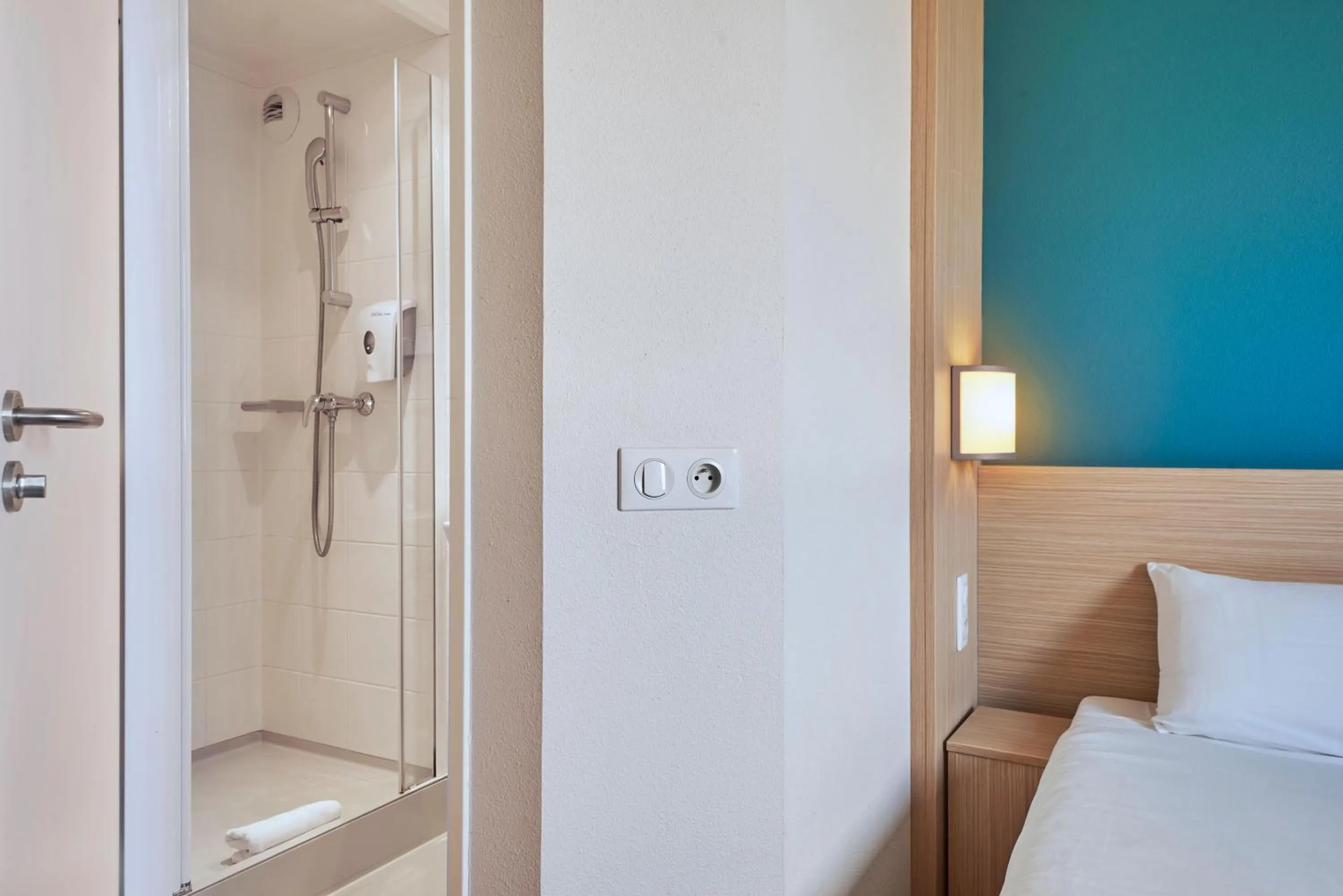 Shower, Bed in Kyriad Direct Mont De Marsan - St Avit