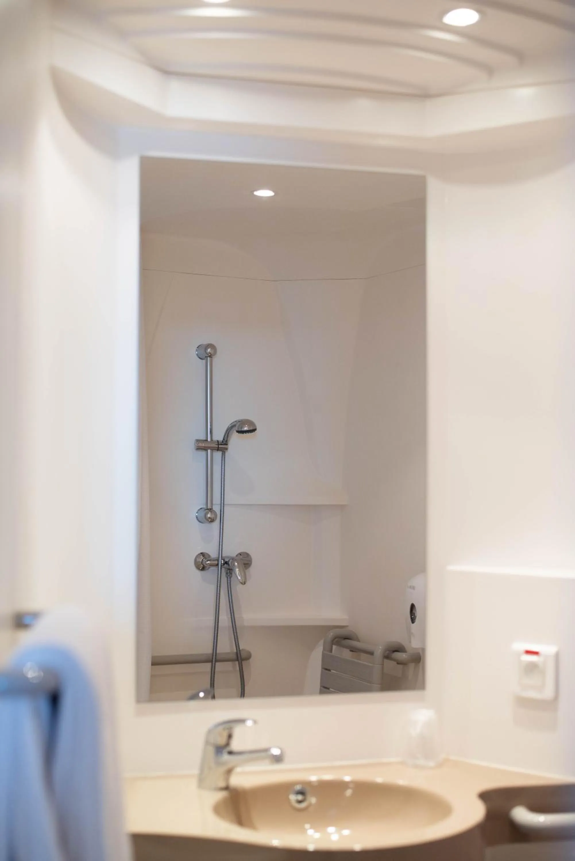 Shower in Kyriad Direct Mont De Marsan - St Avit