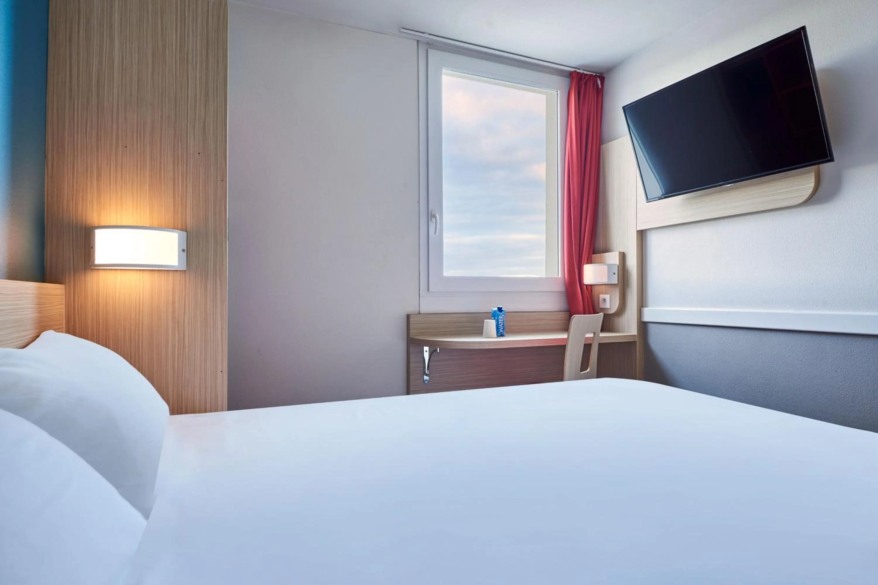 Bedroom, Bed in Kyriad Direct Mont De Marsan - St Avit