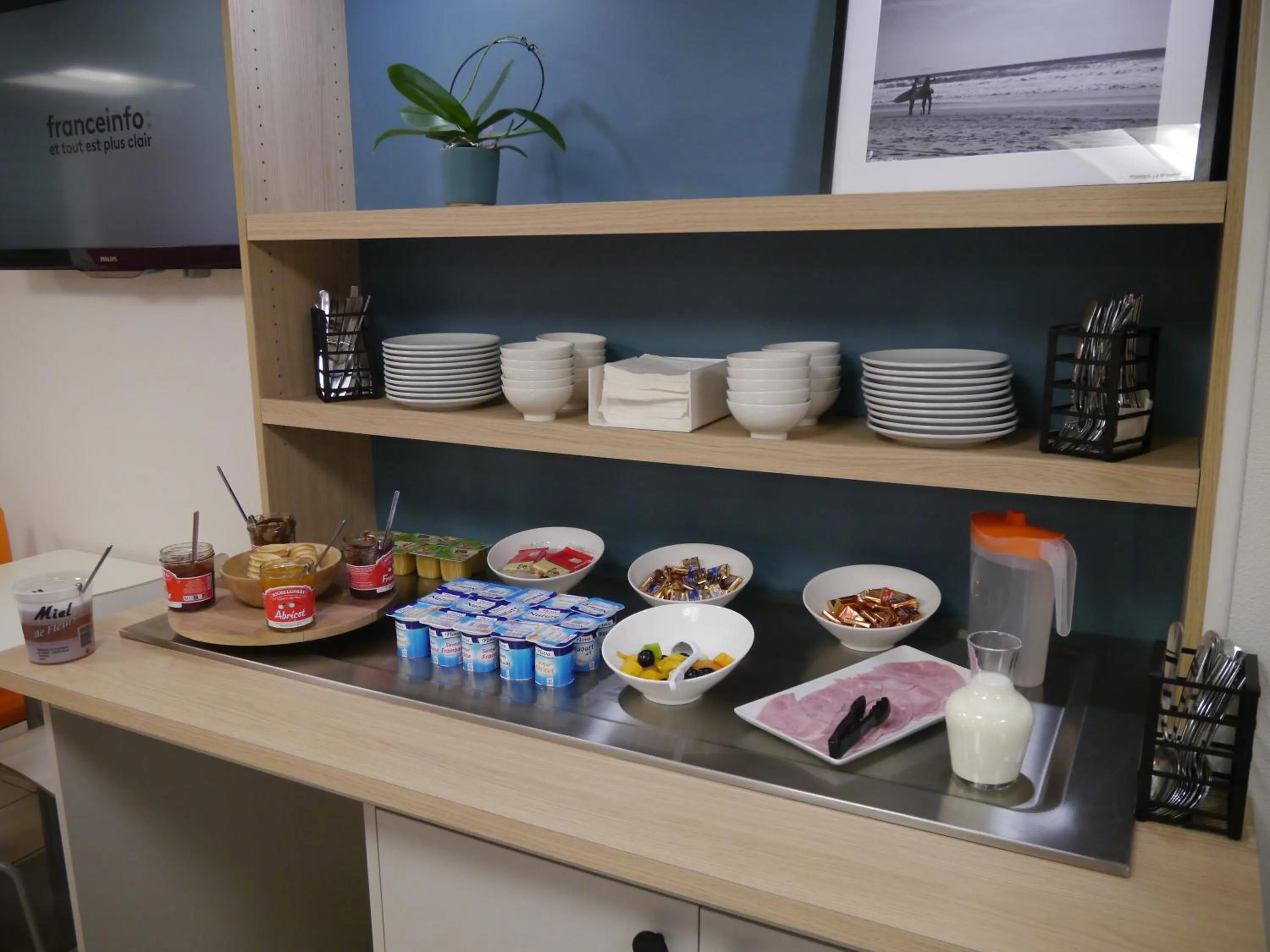 Buffet breakfast in Kyriad Direct Mont De Marsan - St Avit